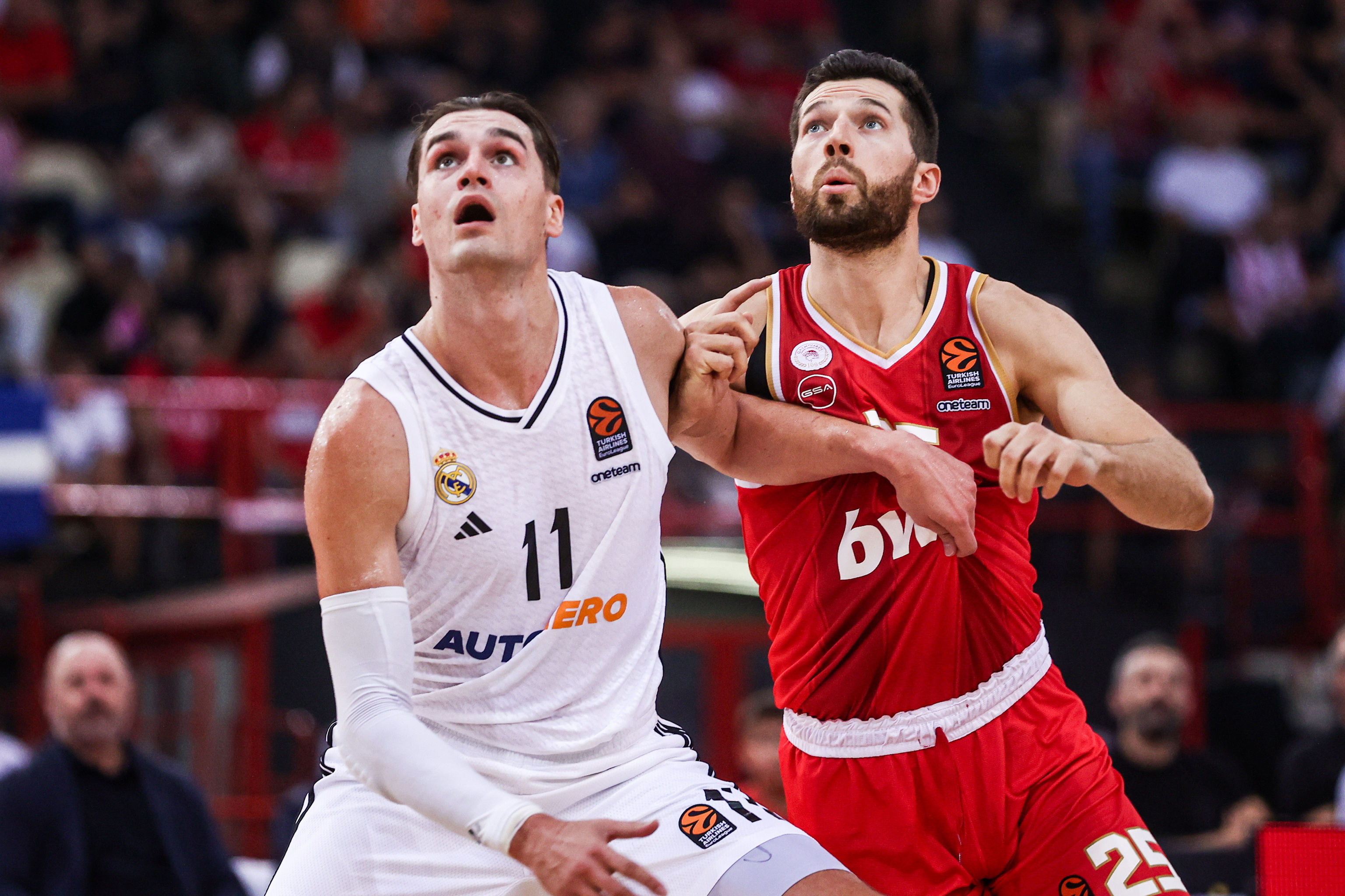 Hezonja y Peters, durante el partido en Atenas.