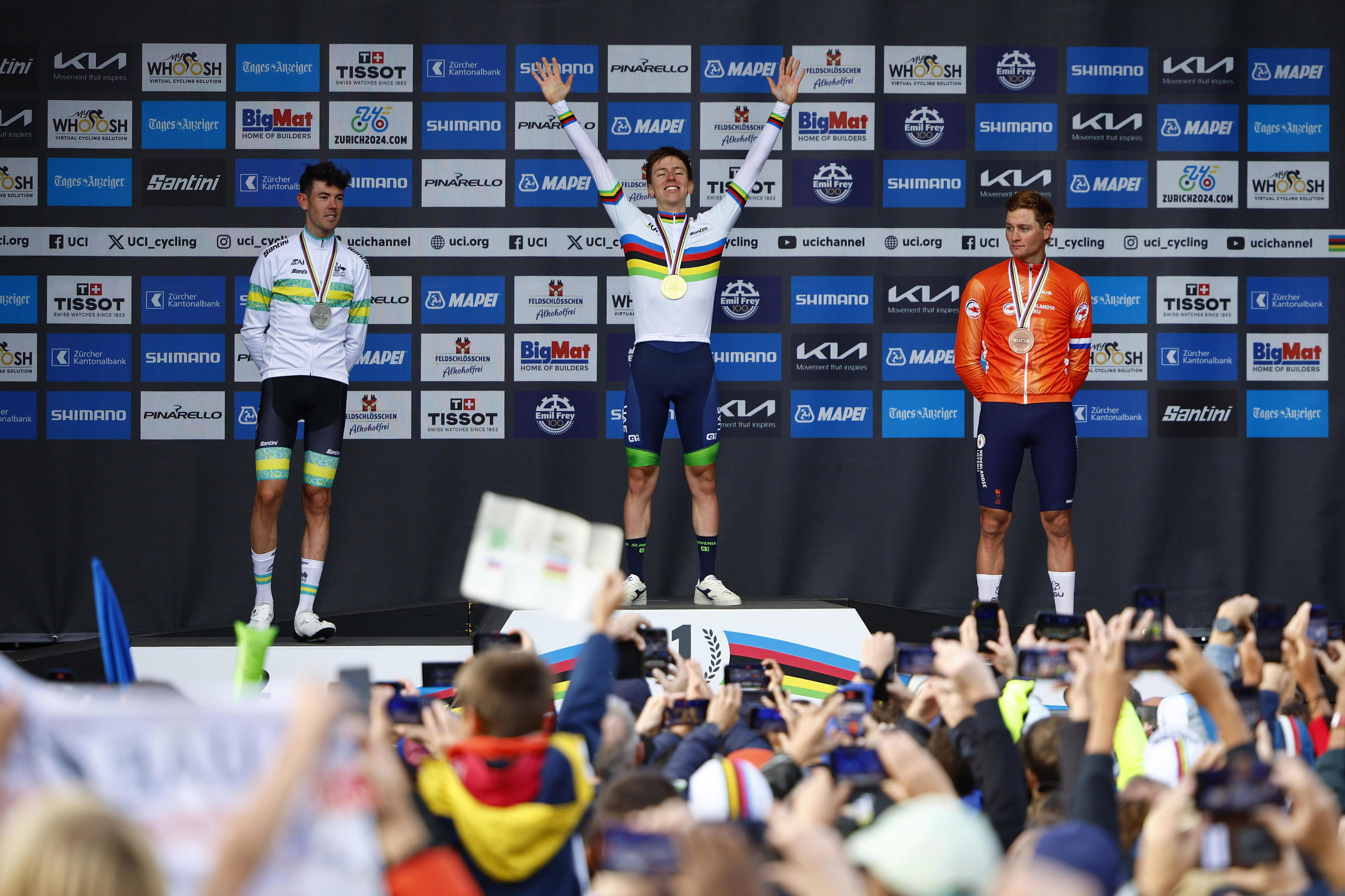 De izquierda a derecha, Ben O'Connor, Tadej Pogacar y Mathieu van der Poel, el podio del último Mundial en Zúrich.