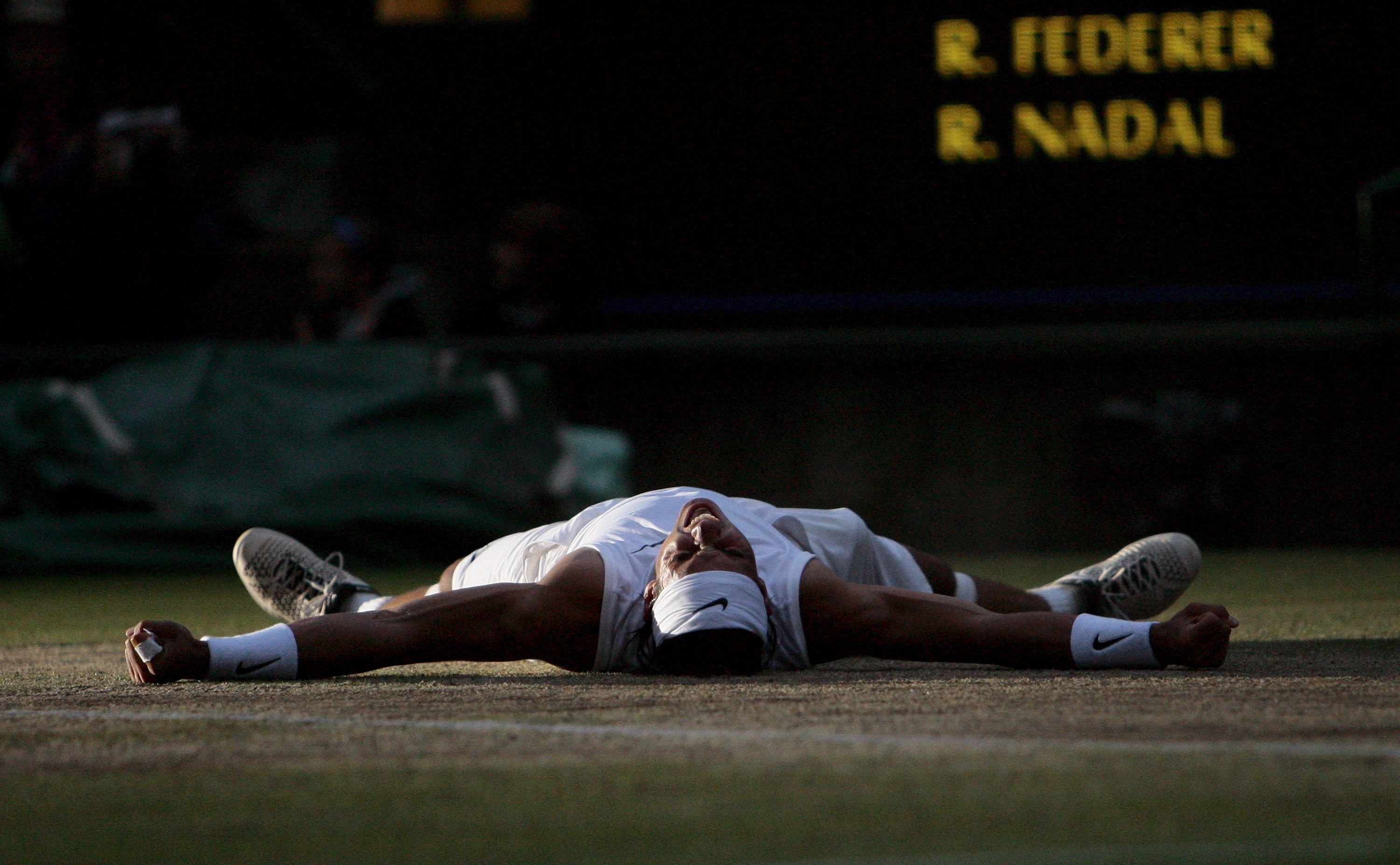 Rafa Nadal celebra su victoria en Wimbledon 2008.