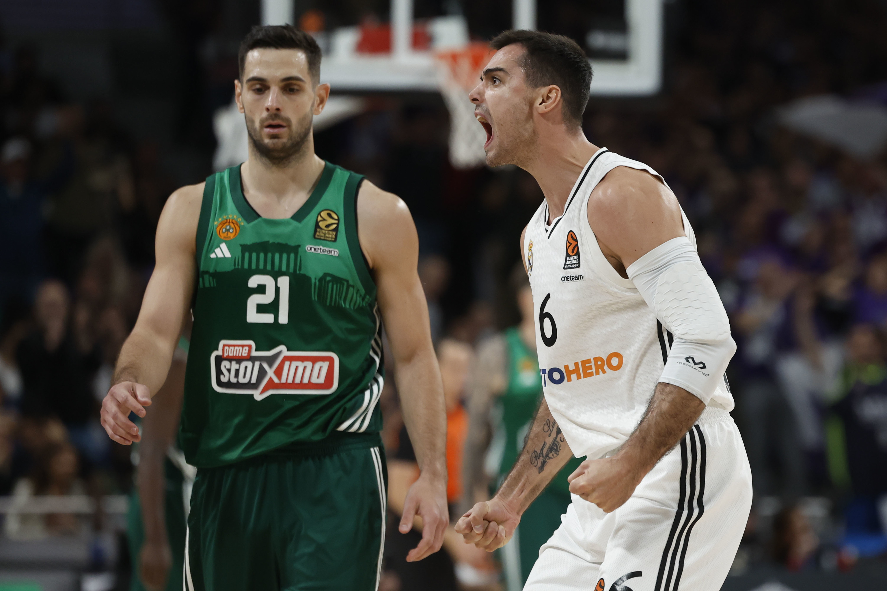 Abalde celebra una de sus canastas ante el Panathinaikos.