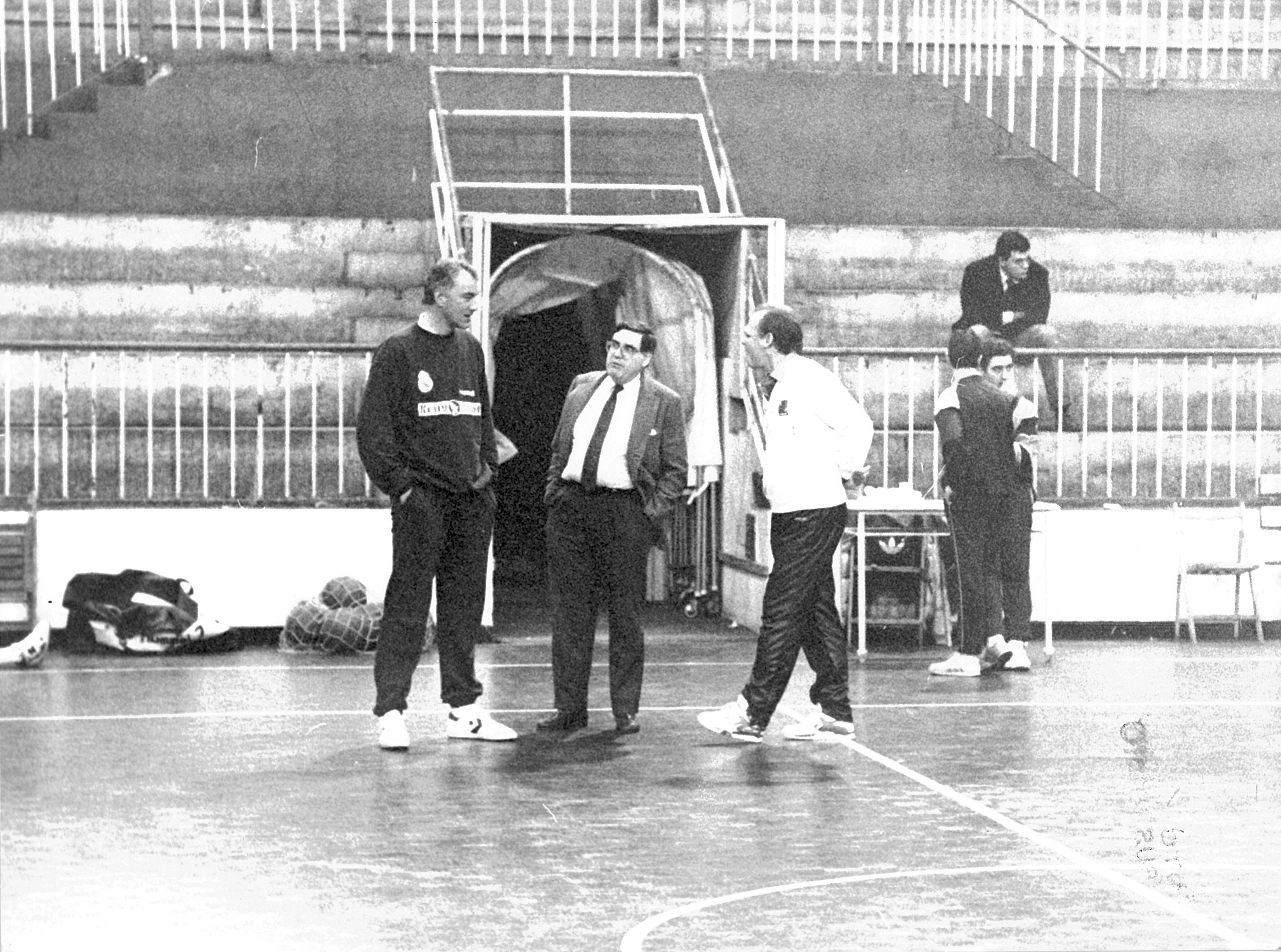 Víctor de la Serna, junto a Clifford Luyk y George Karl, en la Ciudad Deportiva del Real Madrid.
