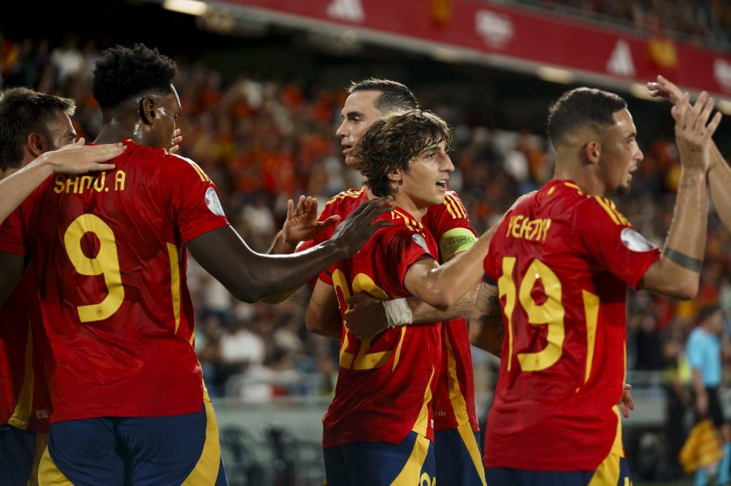 Bryan Gil celebra su gol, el segundo de España.
