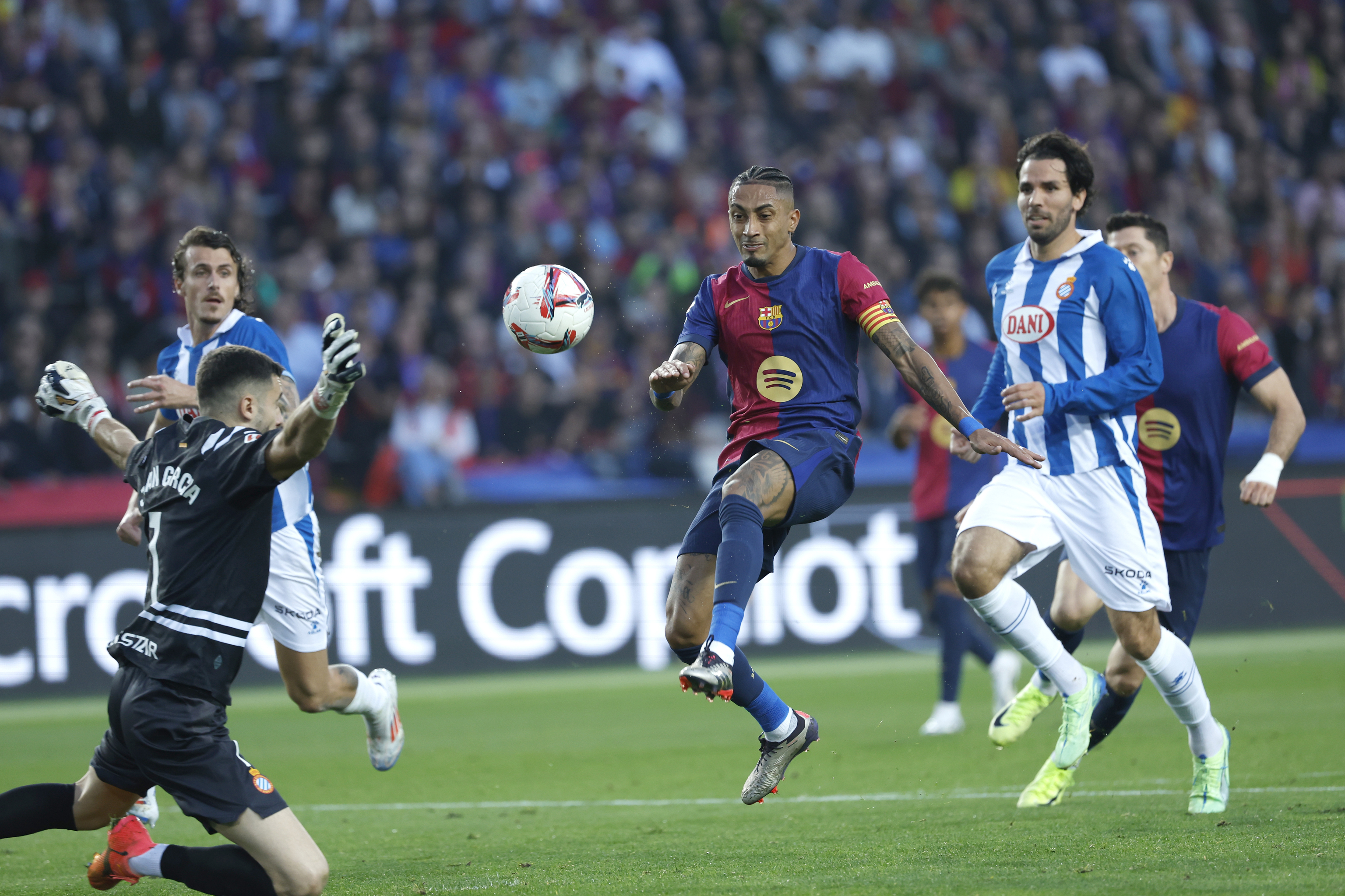 Raphinha, en la acción del segundo gol del Barça.