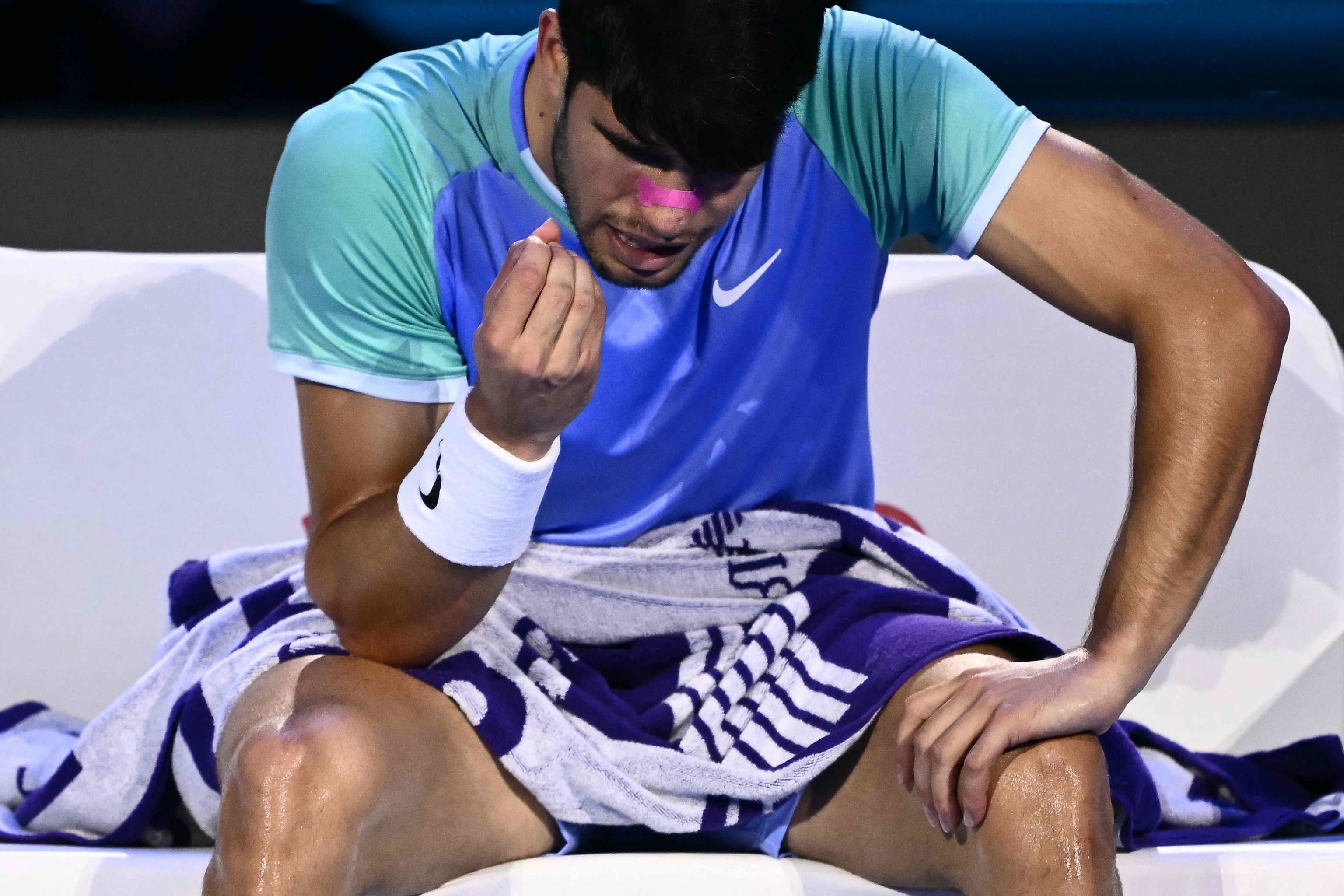 Carlos Alcaraz, en el descanso entre sets ante Zverev.