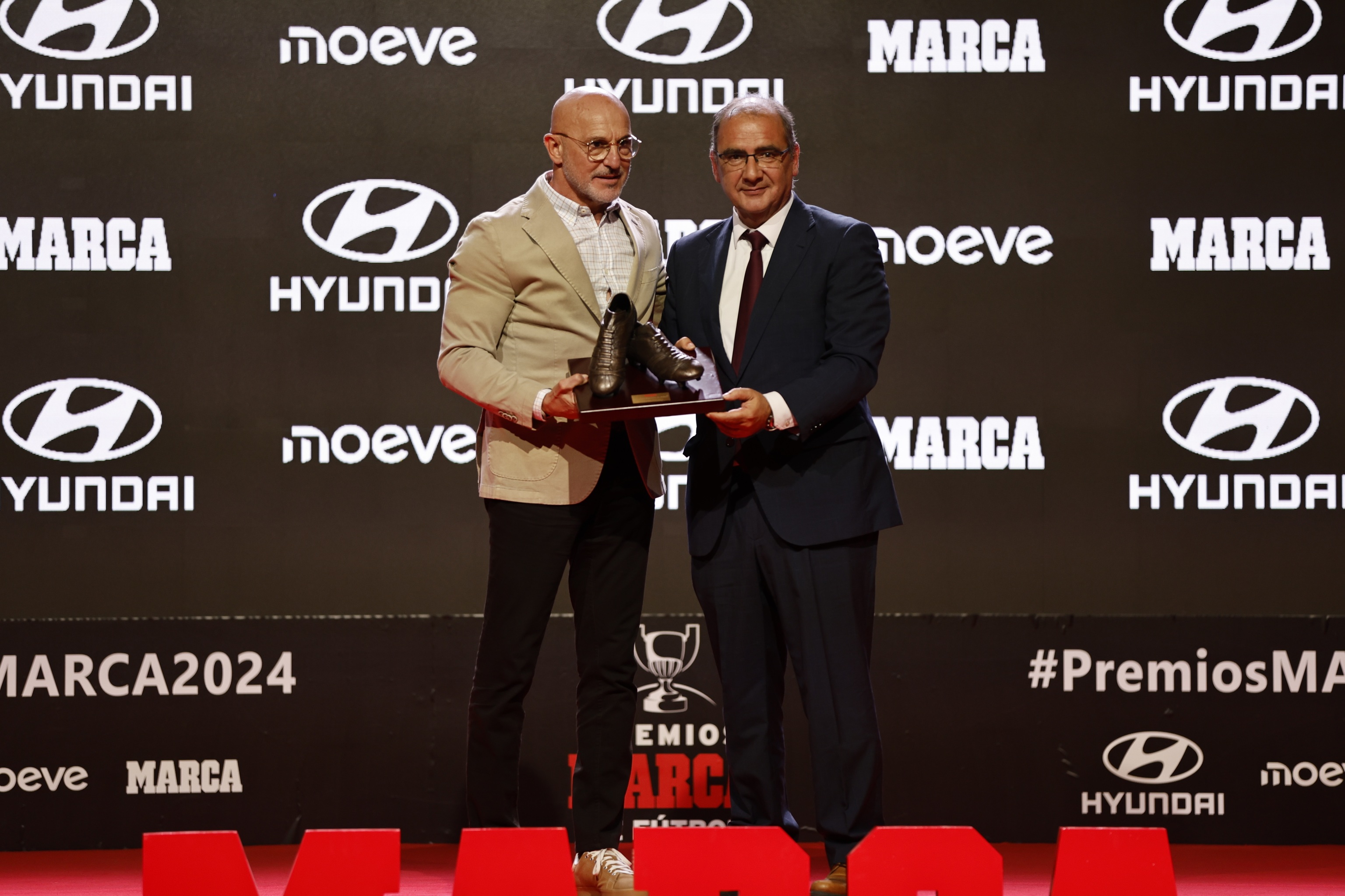 El director de MARCA, Juan Ignacio Gallardo, le entrega el Premio MVP al seleccionador Luis de la Fuente.