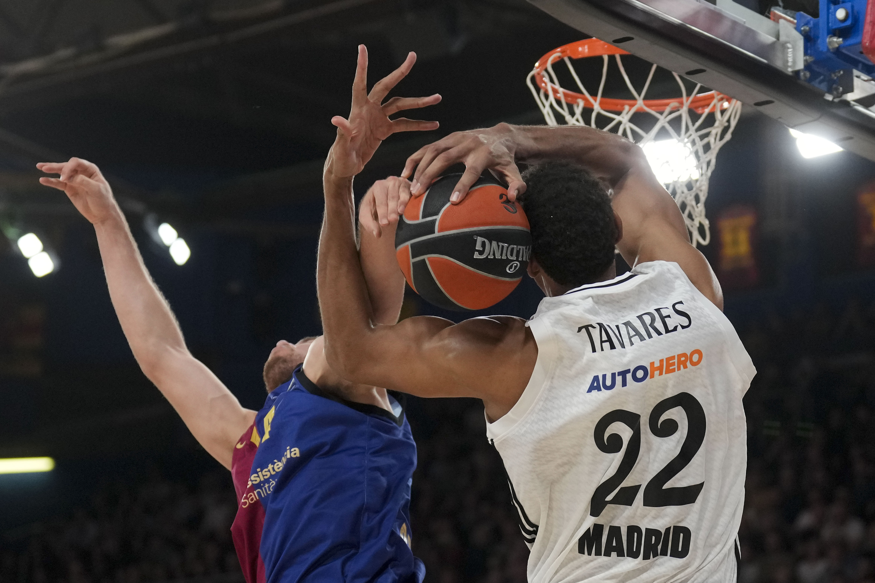 Tavares lucha por un rebote en el Palau, ante el Barça.
