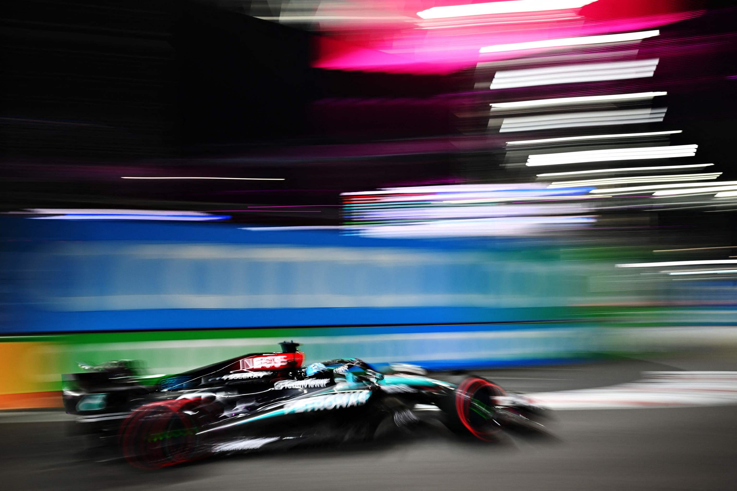 El Mercedes de Russell, durante la 'qualy' en el Strip Circuit.