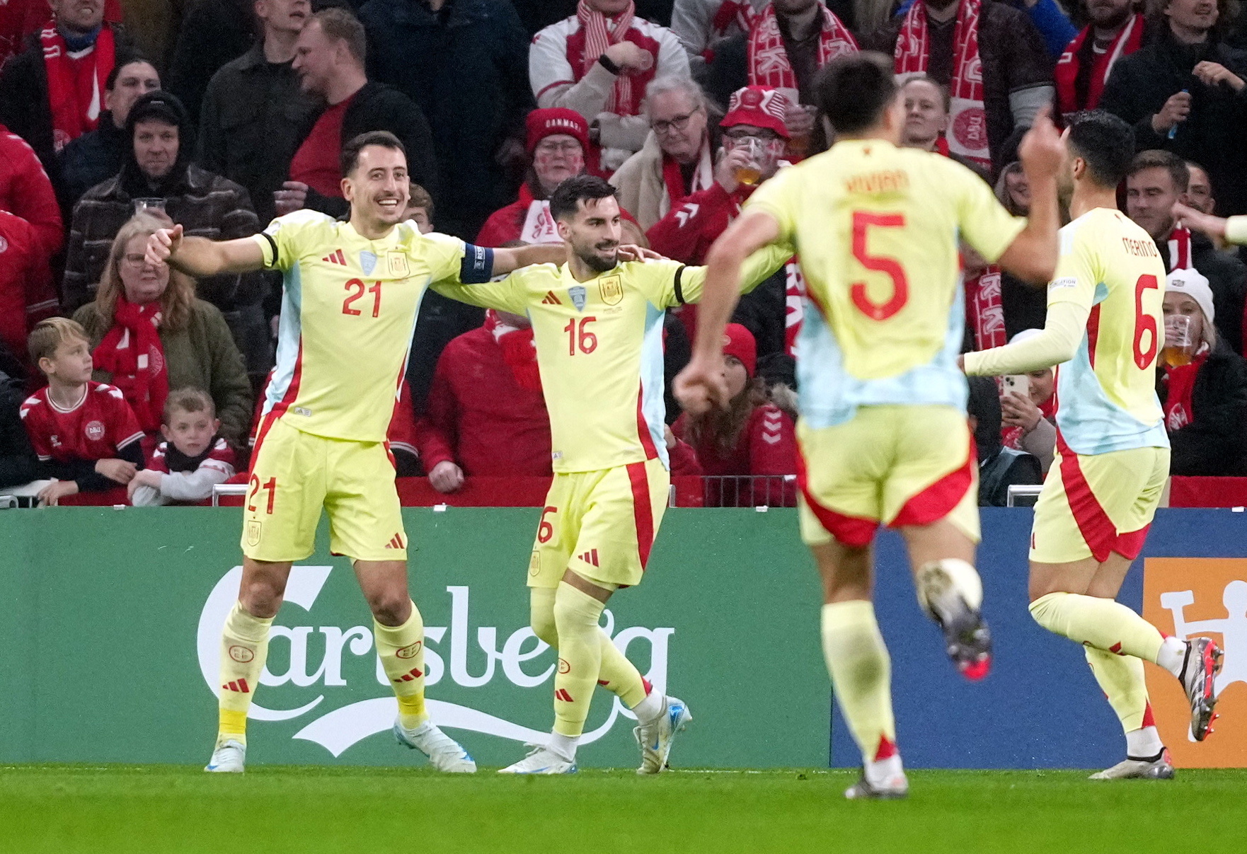 Los jugadores de España celebran el primer gol.