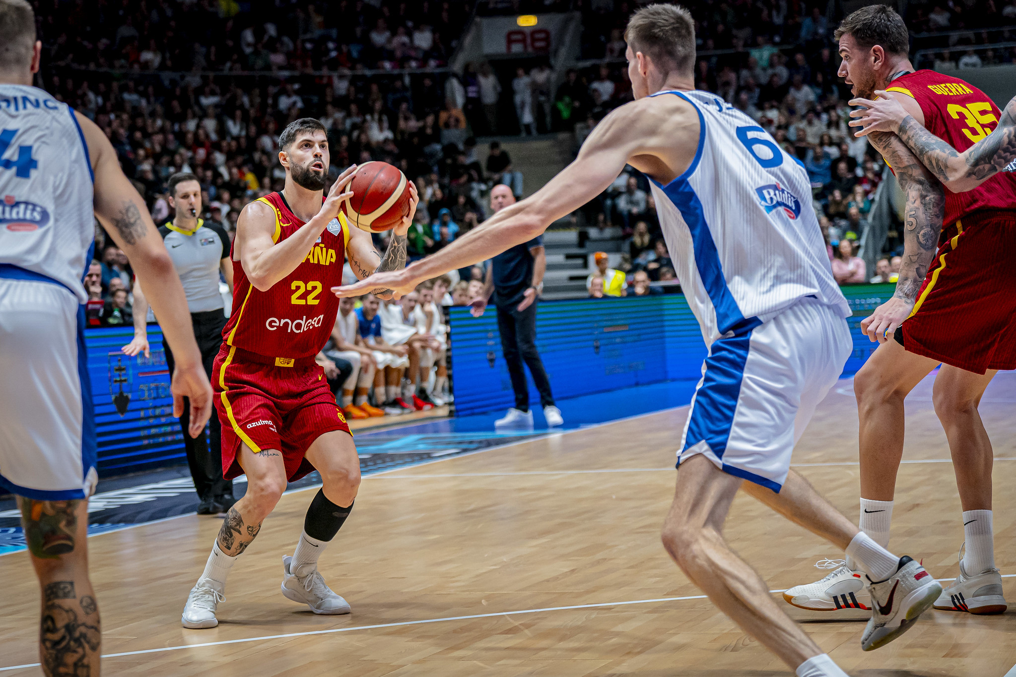 Yusta, en uno de sus lanzamientos en Bratislava.