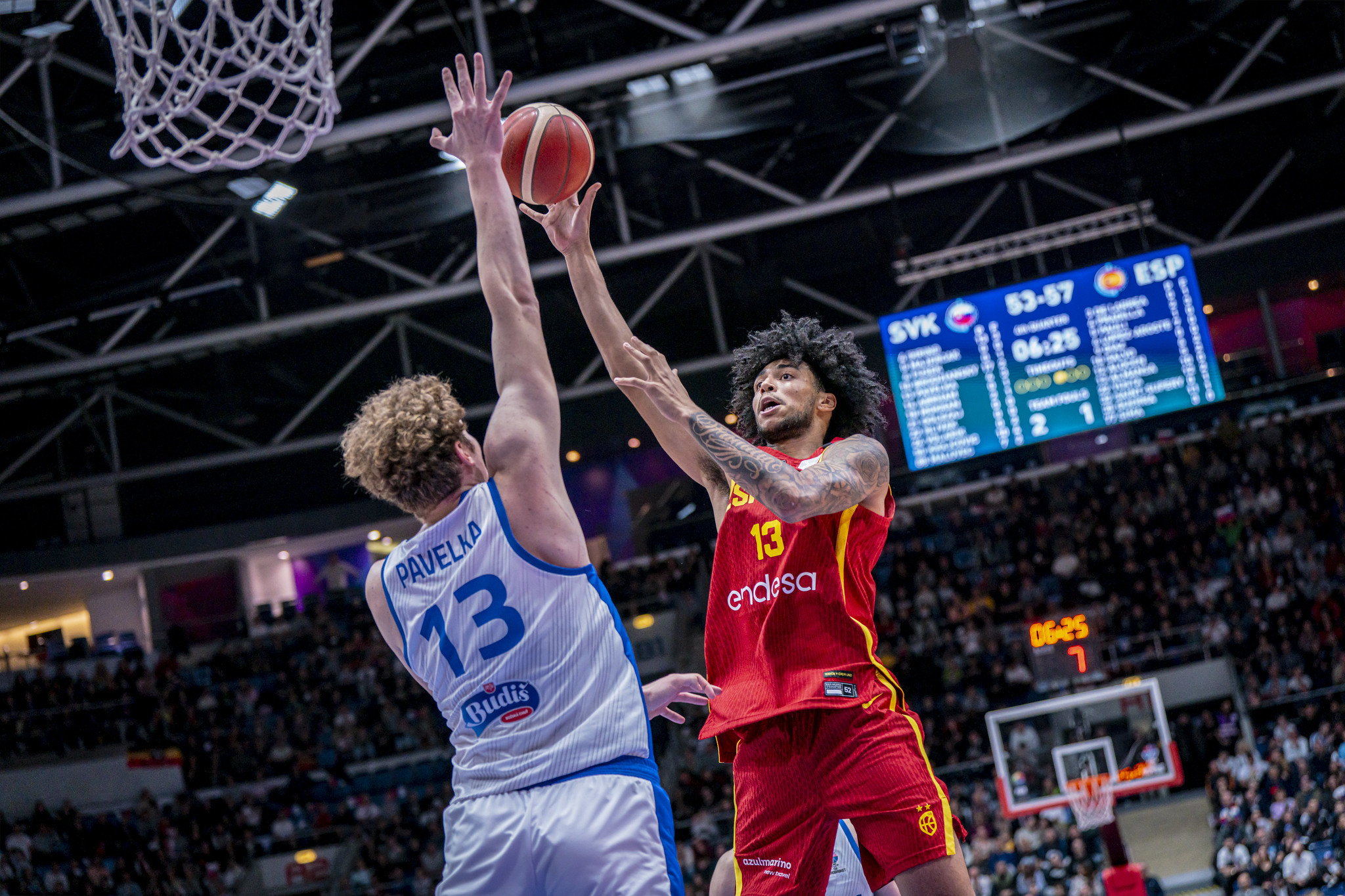 Almansa intenta anotar ante Pavelka, de Eslovaquia.