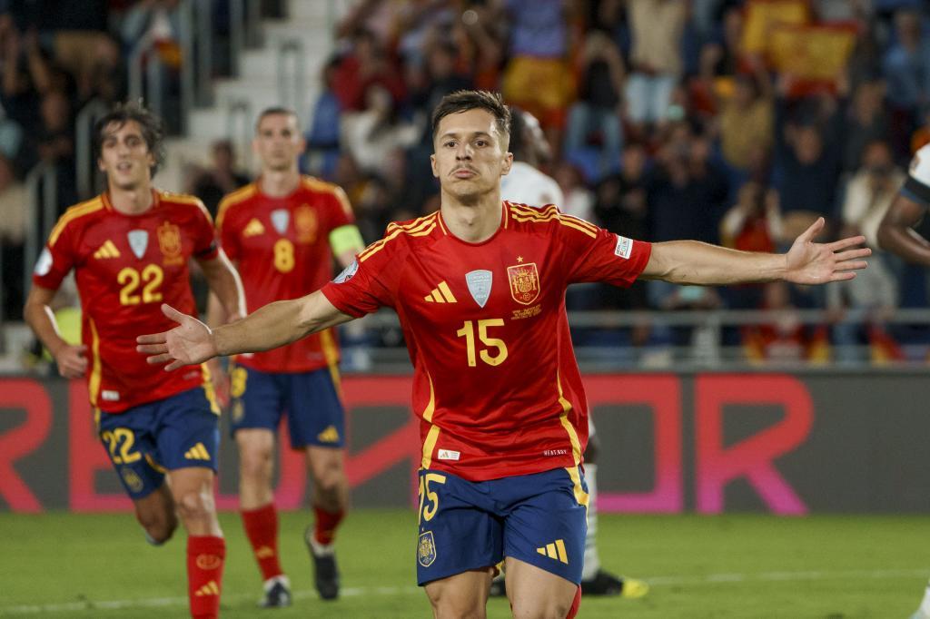 Bryan Zaragoza celebra su gol, el tercero de España.