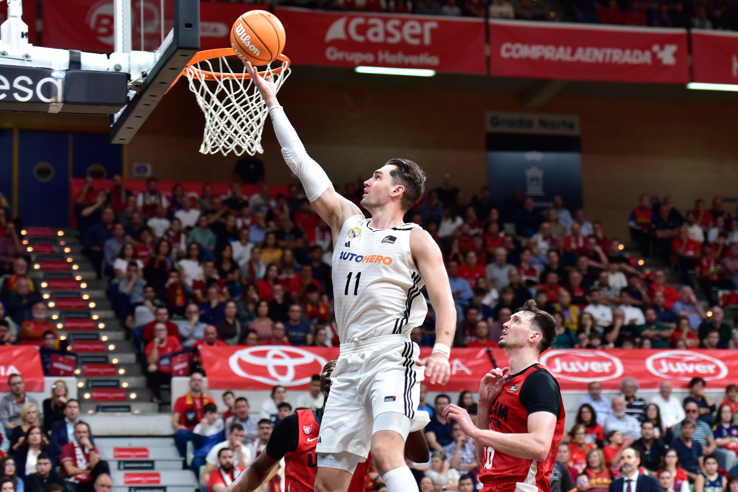 Hezonja anota ante Rodion Kurucs, en Murcia.