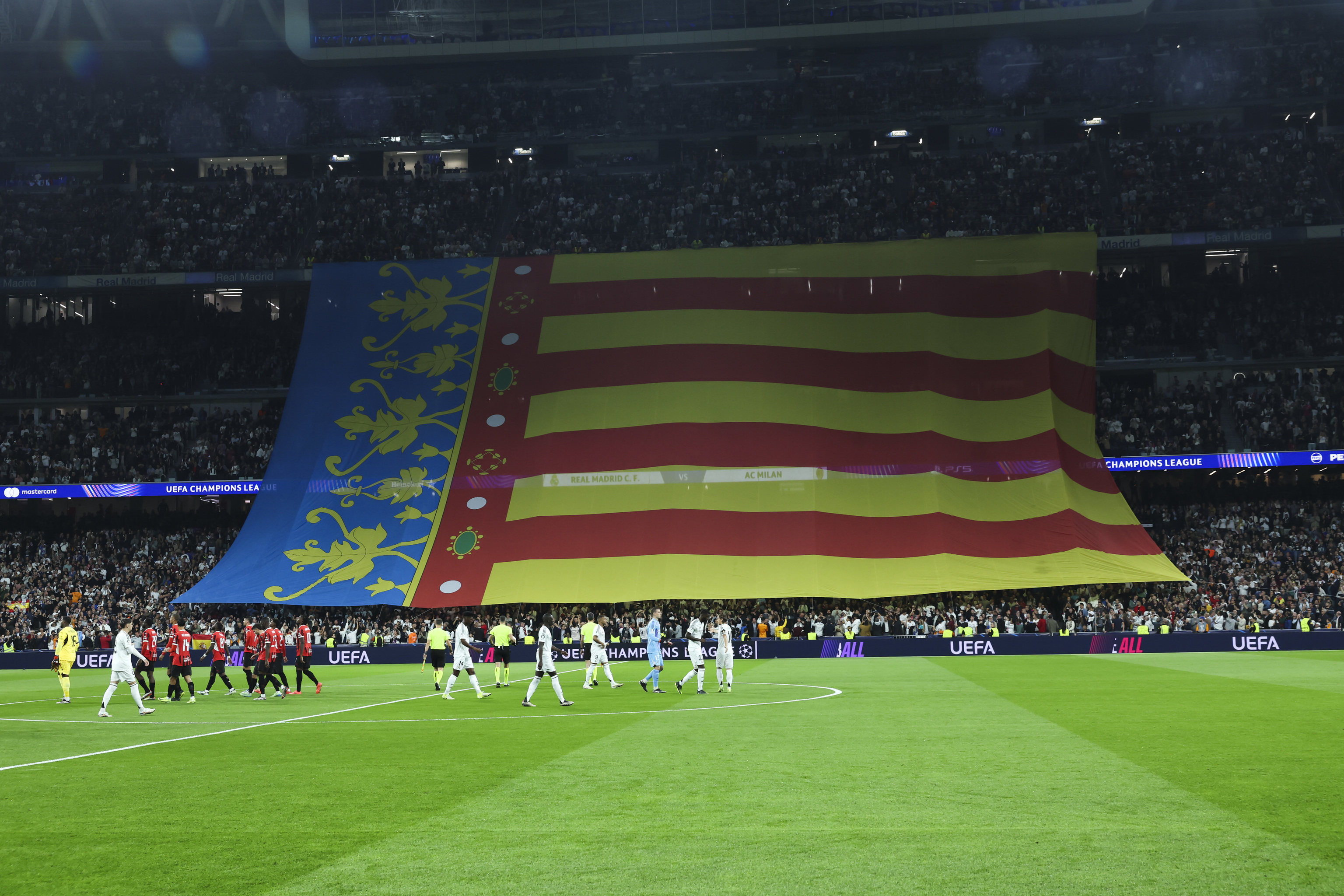 Imagen del minuto de silencio en el Bernabéu.