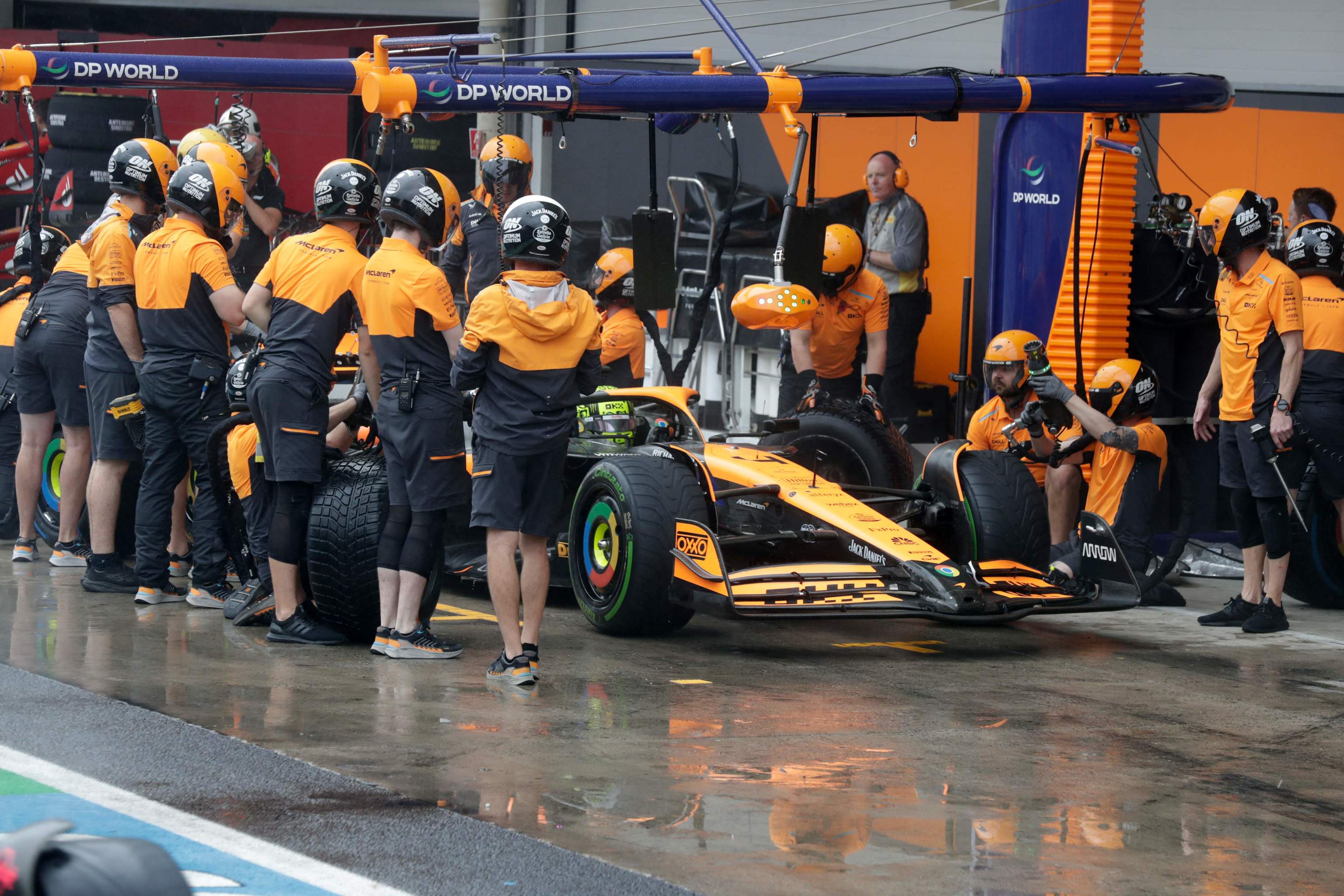 Norris, junto a los mecánicos de McLaren, durante la clasificación del sábado.