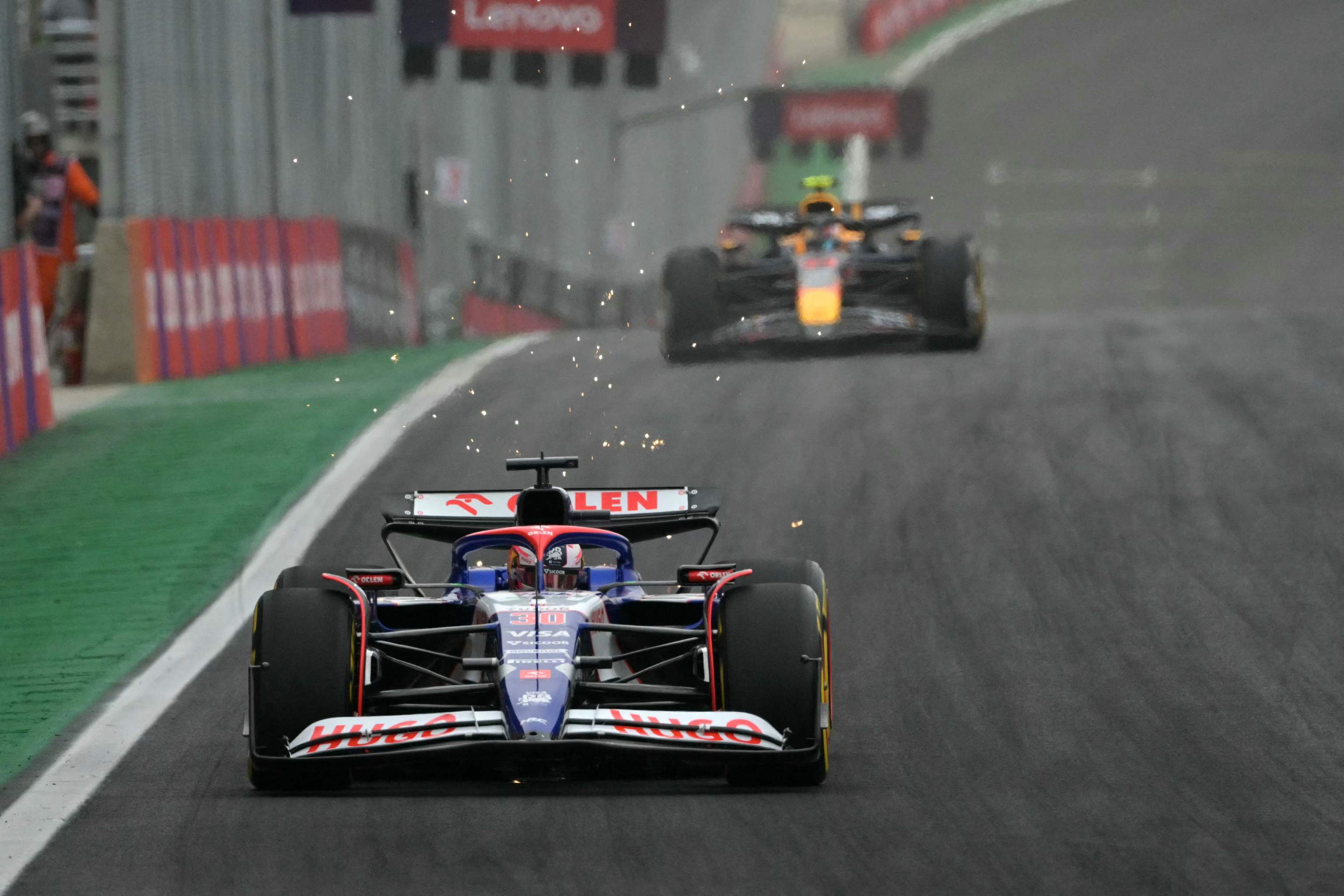 Lawson, por delante de Pérez, el viernes en Interlagos.