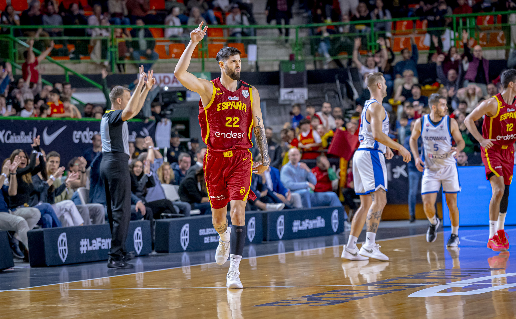 Yusta celebra uno de sus triples a Eslovaquia.