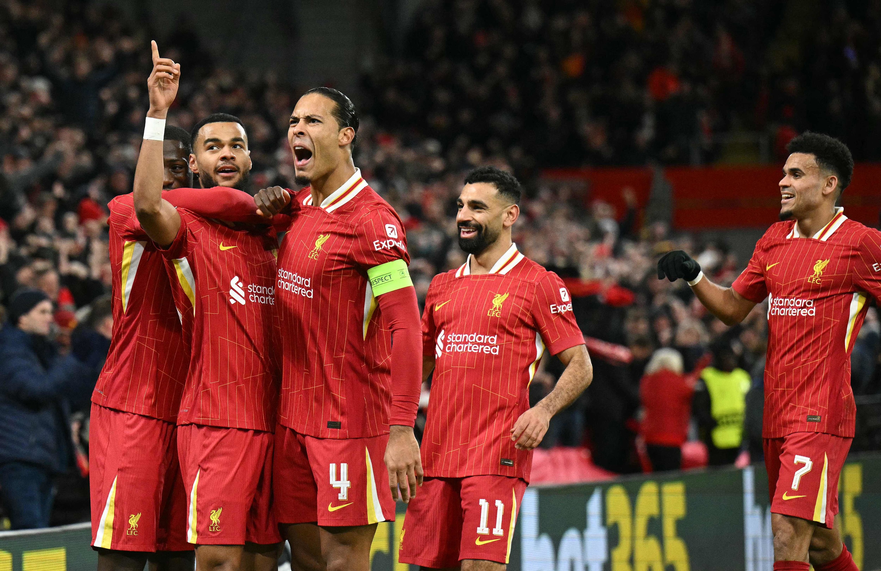 Gakpo festeja el 2-0 junto a Van Dijk, Salah y Luis Díaz.