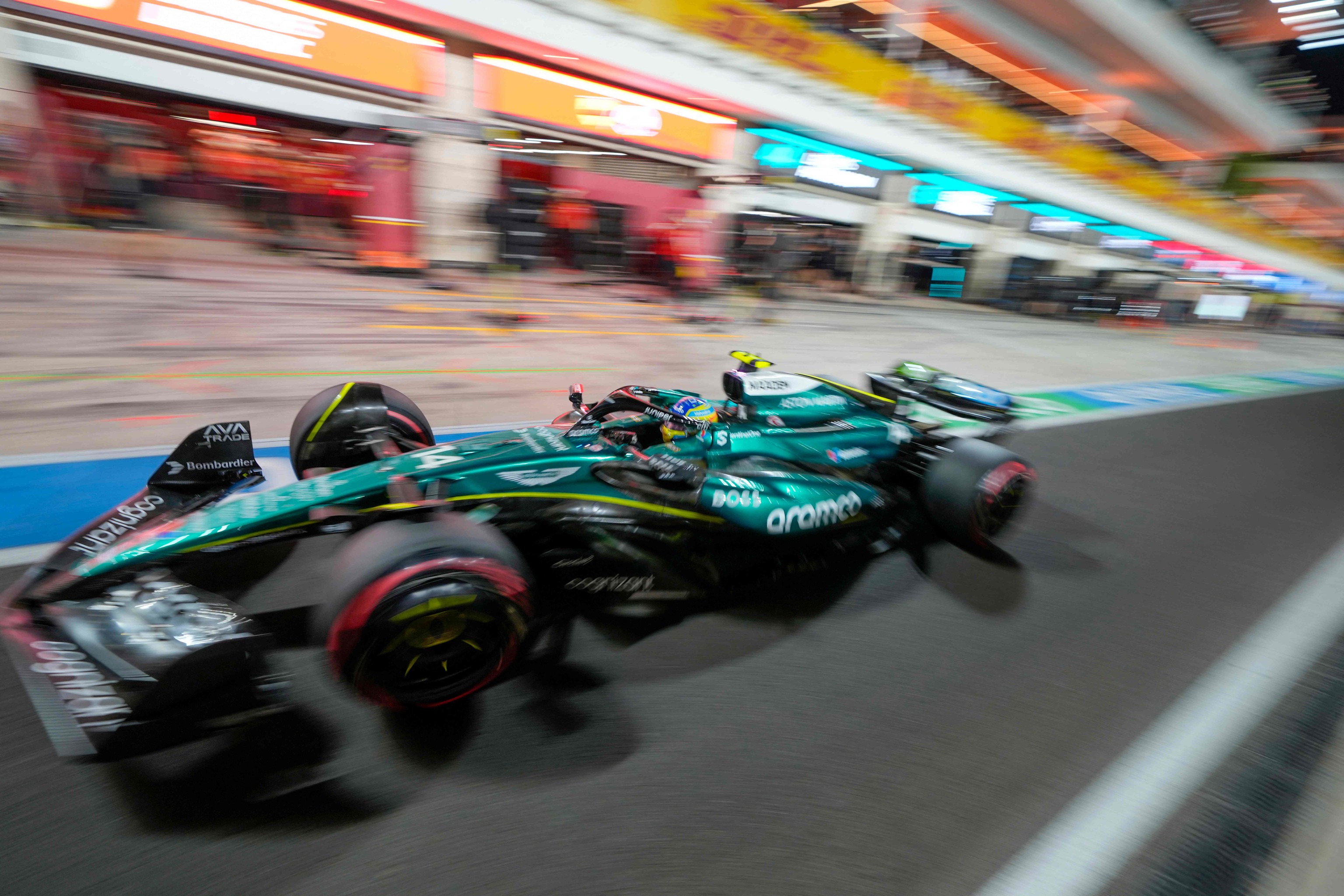 Alonso, el sábado, en el 'pit-lane' de Losail.