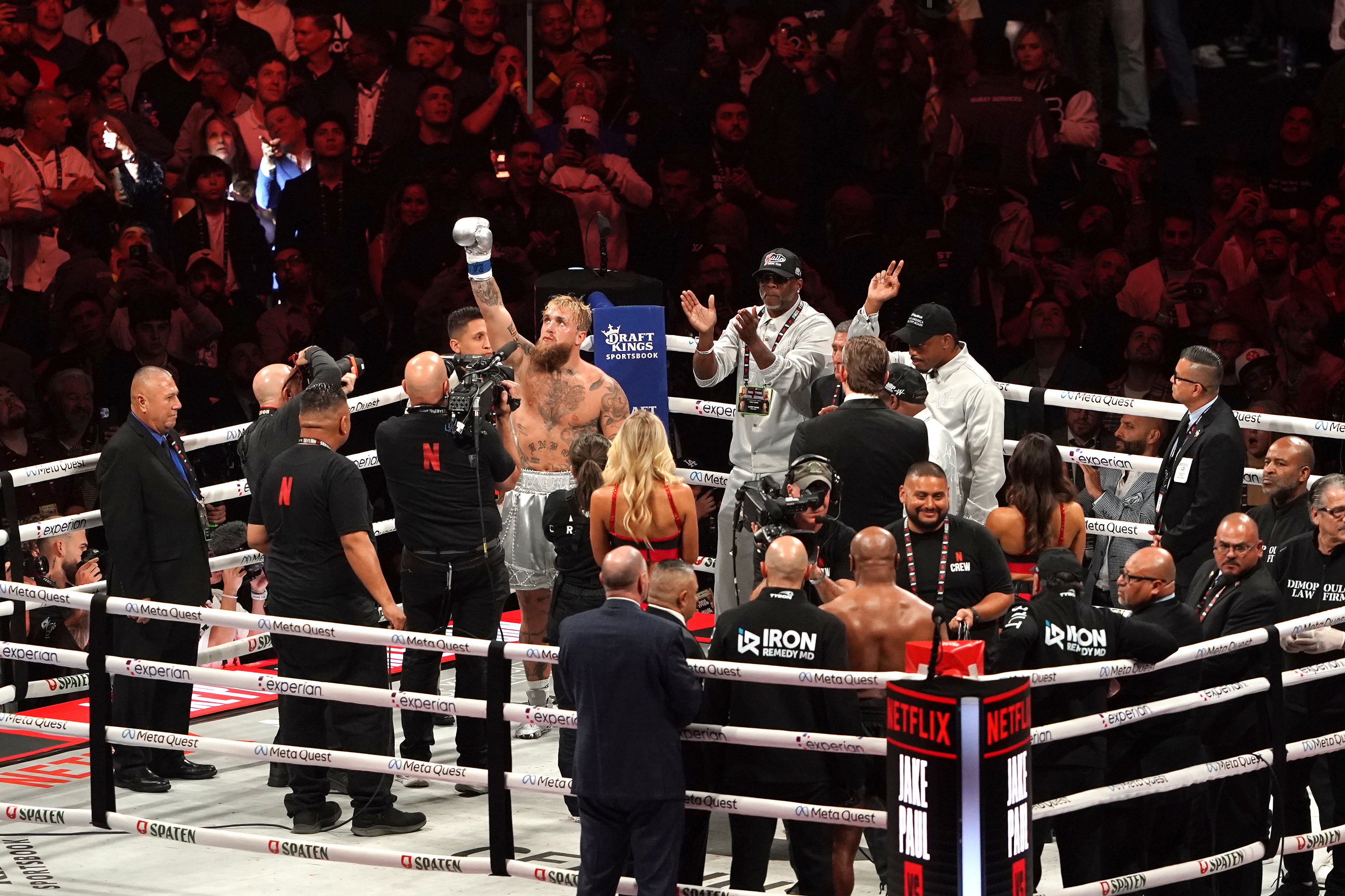 Paul eleva el brazo en señal de victoria.