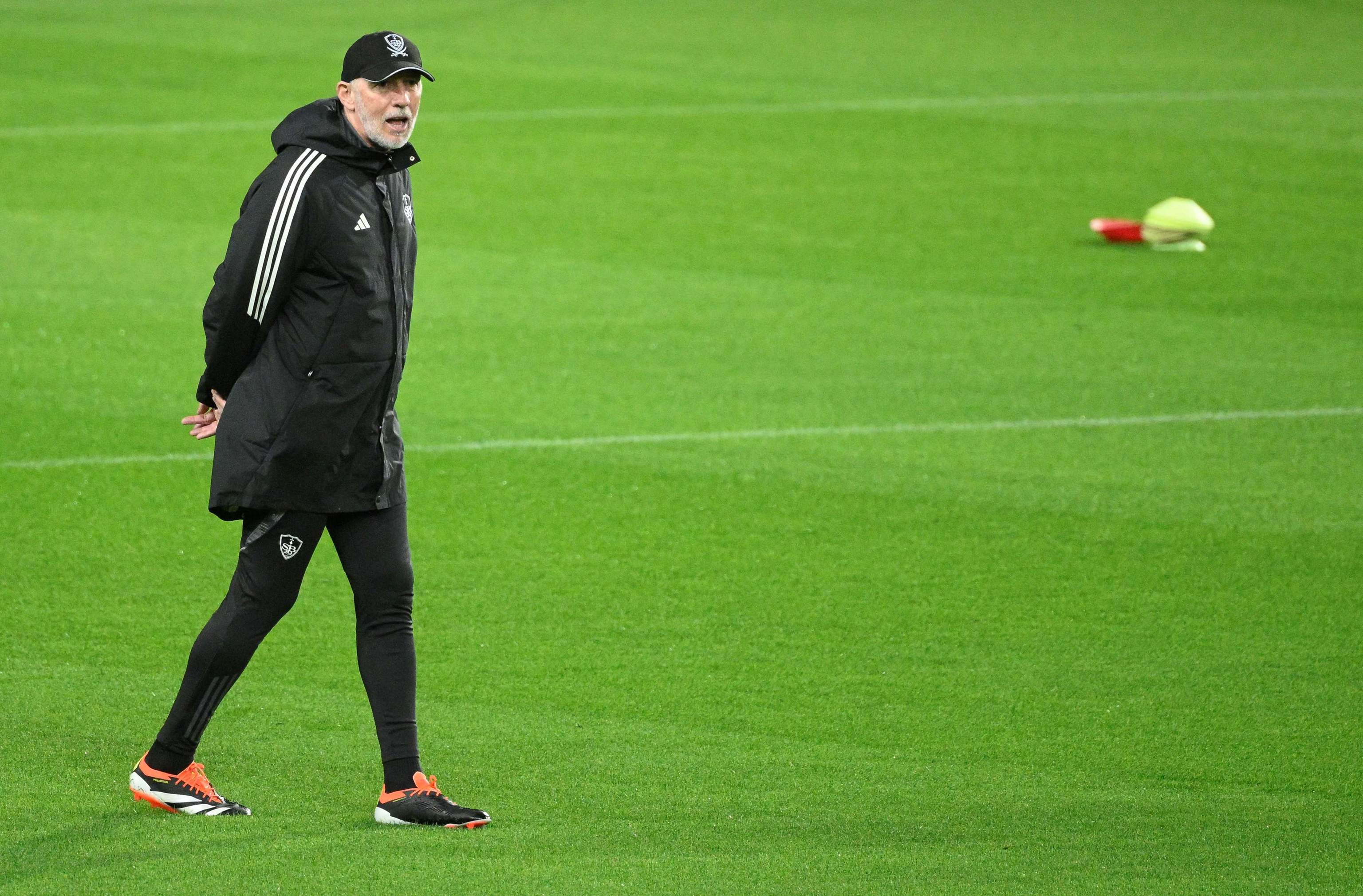 Éric Roy, técnico del Brest, en el entrenamiento de este lunes.