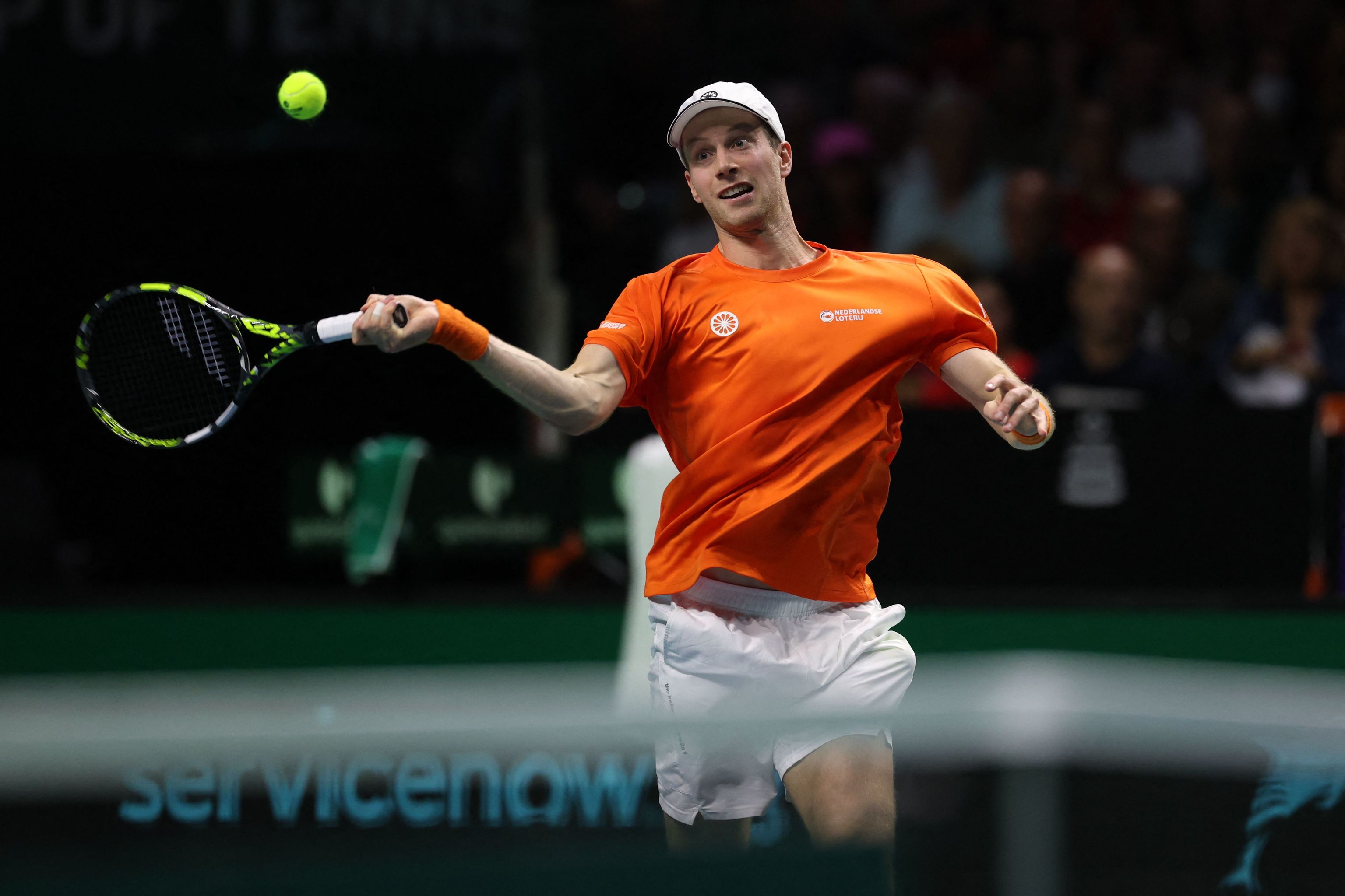 Van de Zandschulp, con su 'drive' ante Nadal.