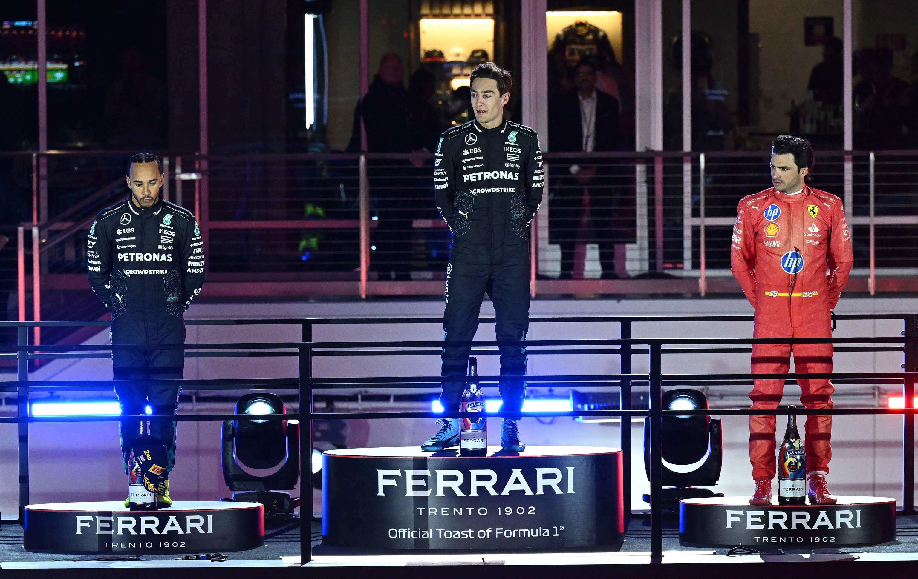 Russell, Hamilton y Sainz, en el podio del Strip Circuit.