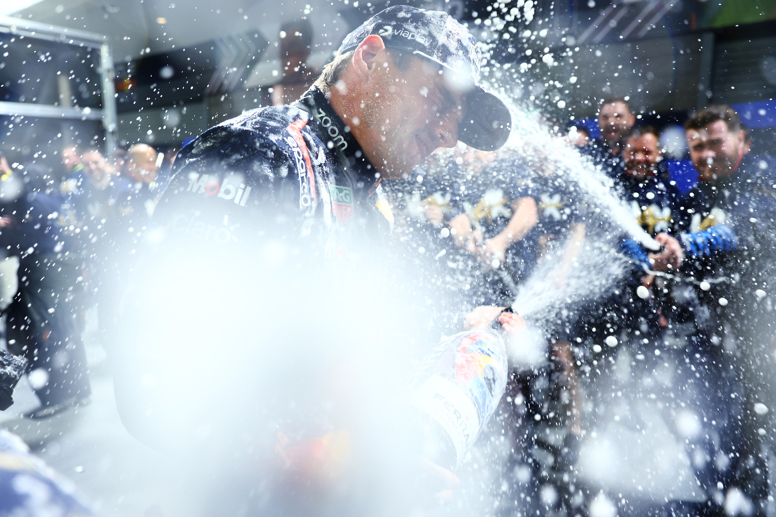 Verstappen festeja con champán su cuarto título mundial.