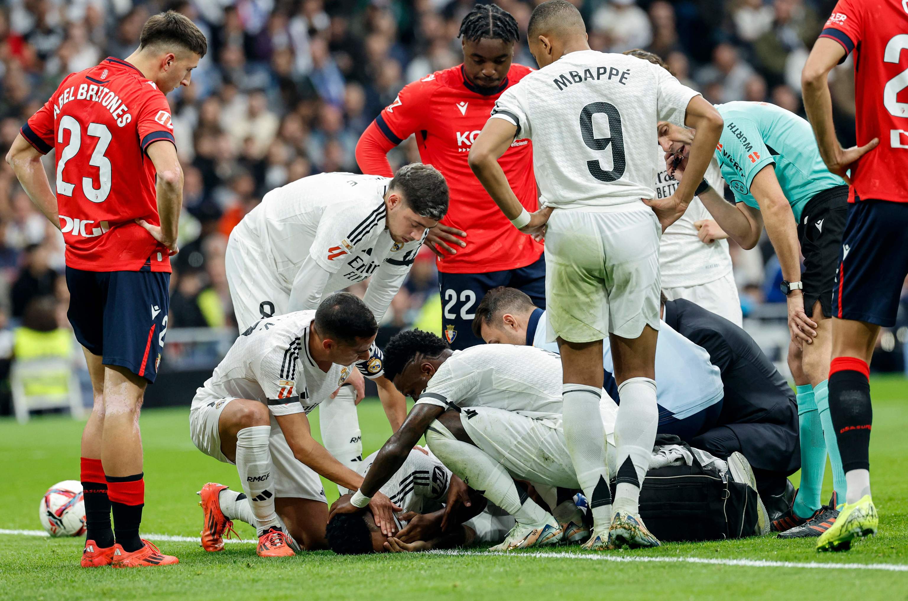 Militao, sobre la hierba, tras su lesión de rodilla.