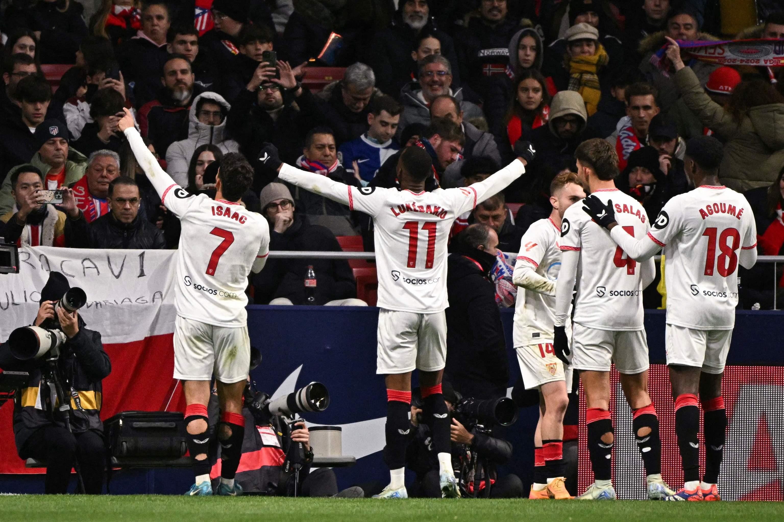 Los jugadores del Sevilla celebran en el Metropolitano.