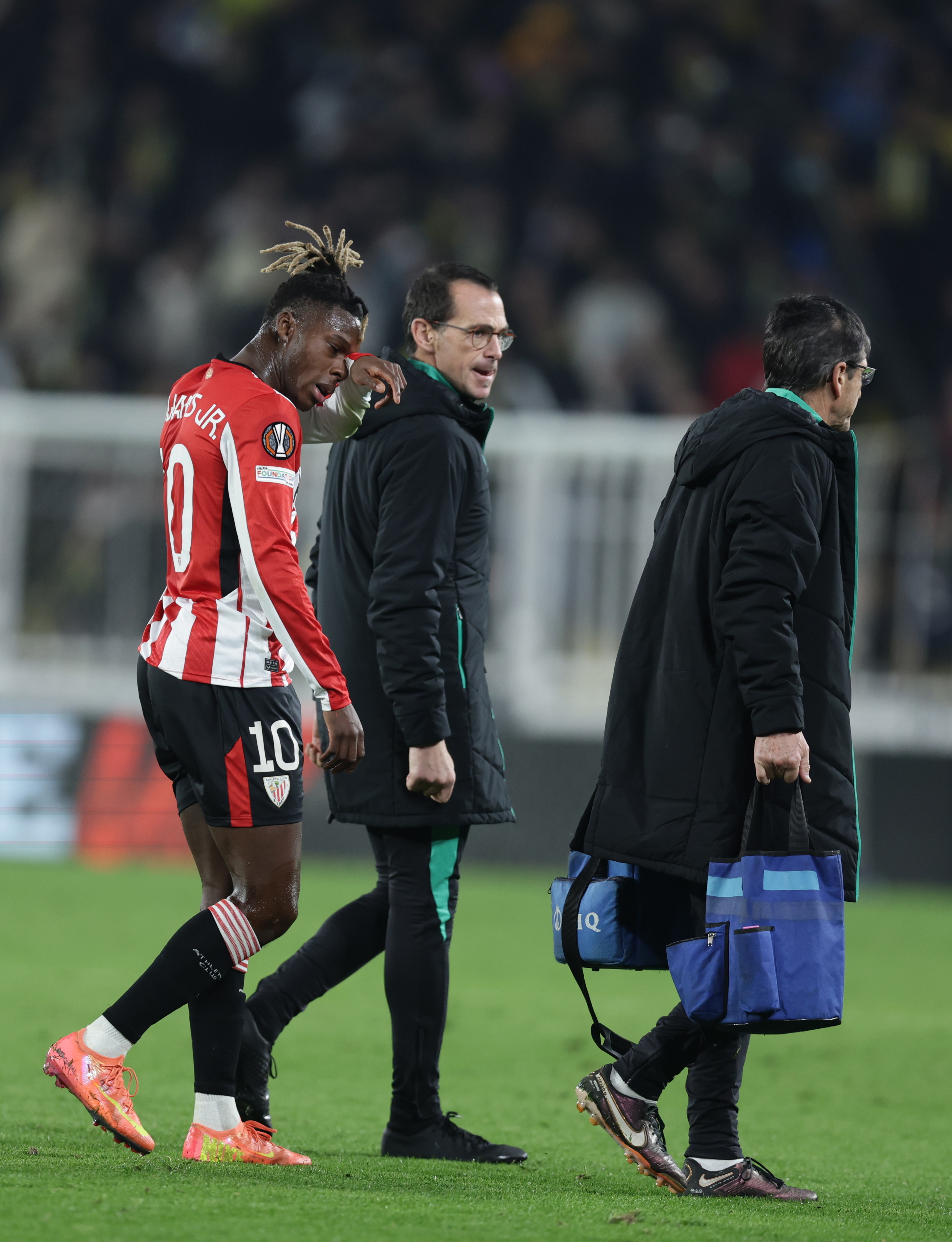 Nico Williams sale del rectángulo tras su lesión.