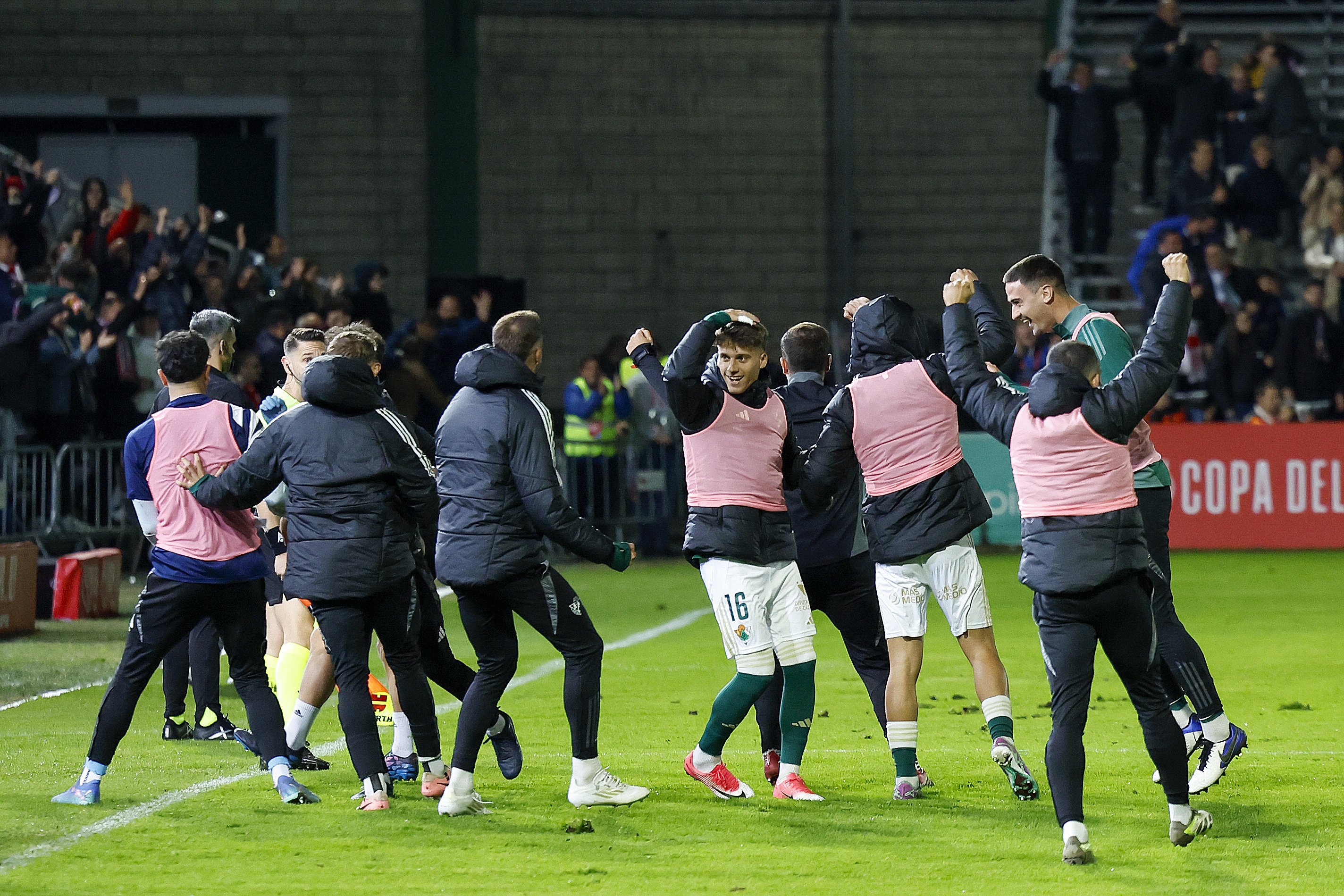 Los jugadores del Cacereño celebran el primer tanto.
