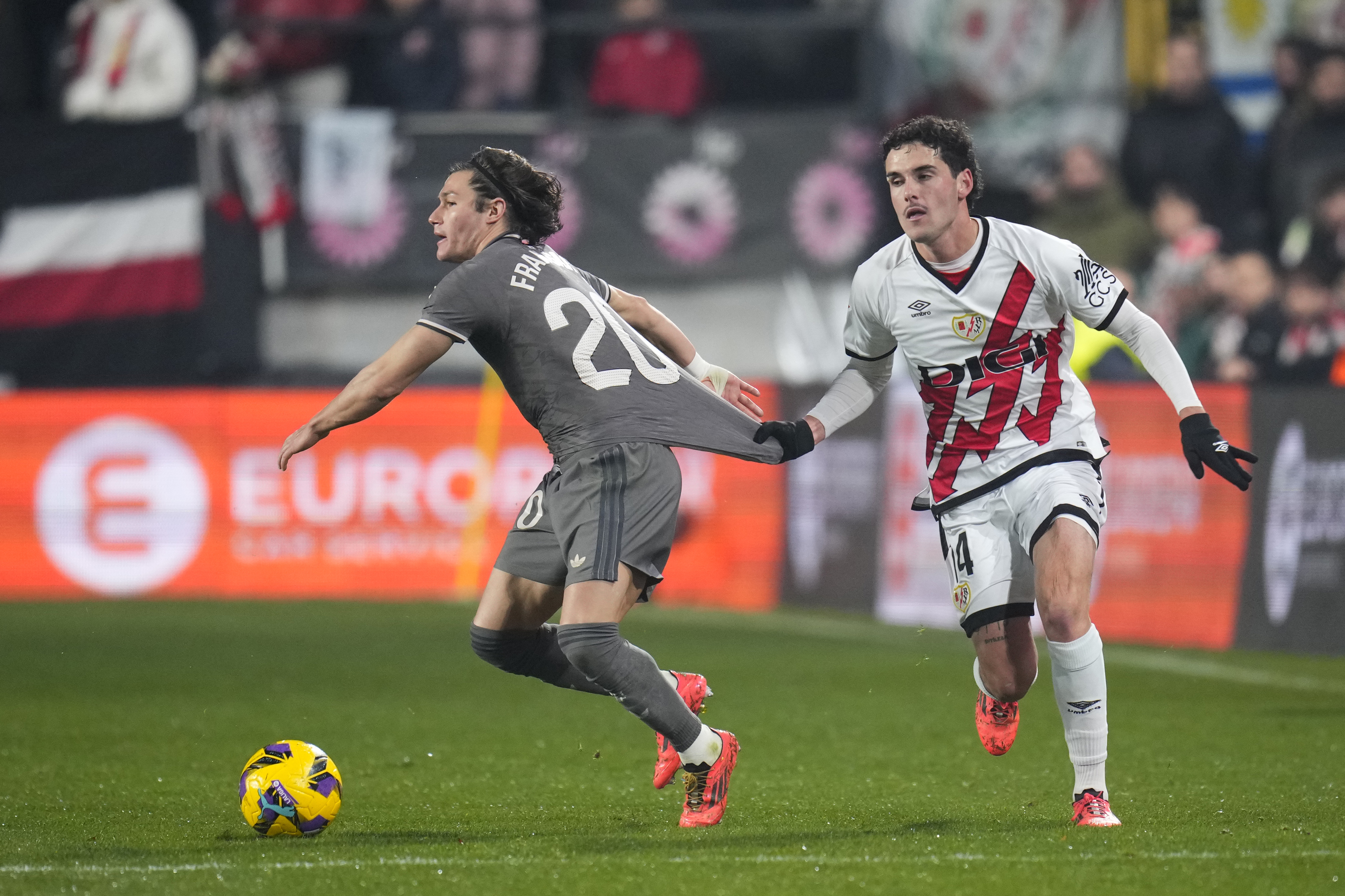 Clamoroso agarrón de Sergio Camello sobre Fran García.