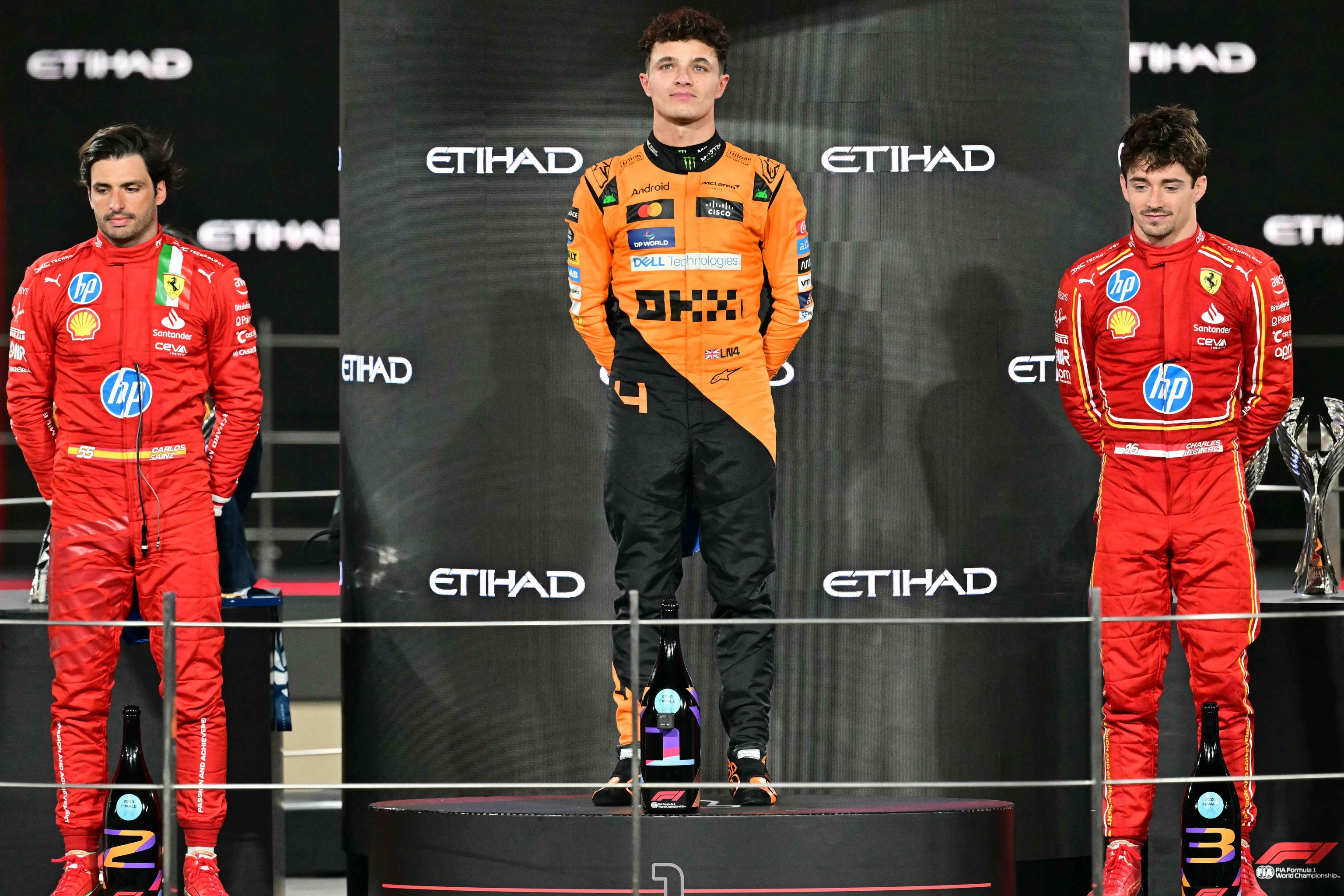 Norris, en el podio, junto a Sainz y Leclerc.