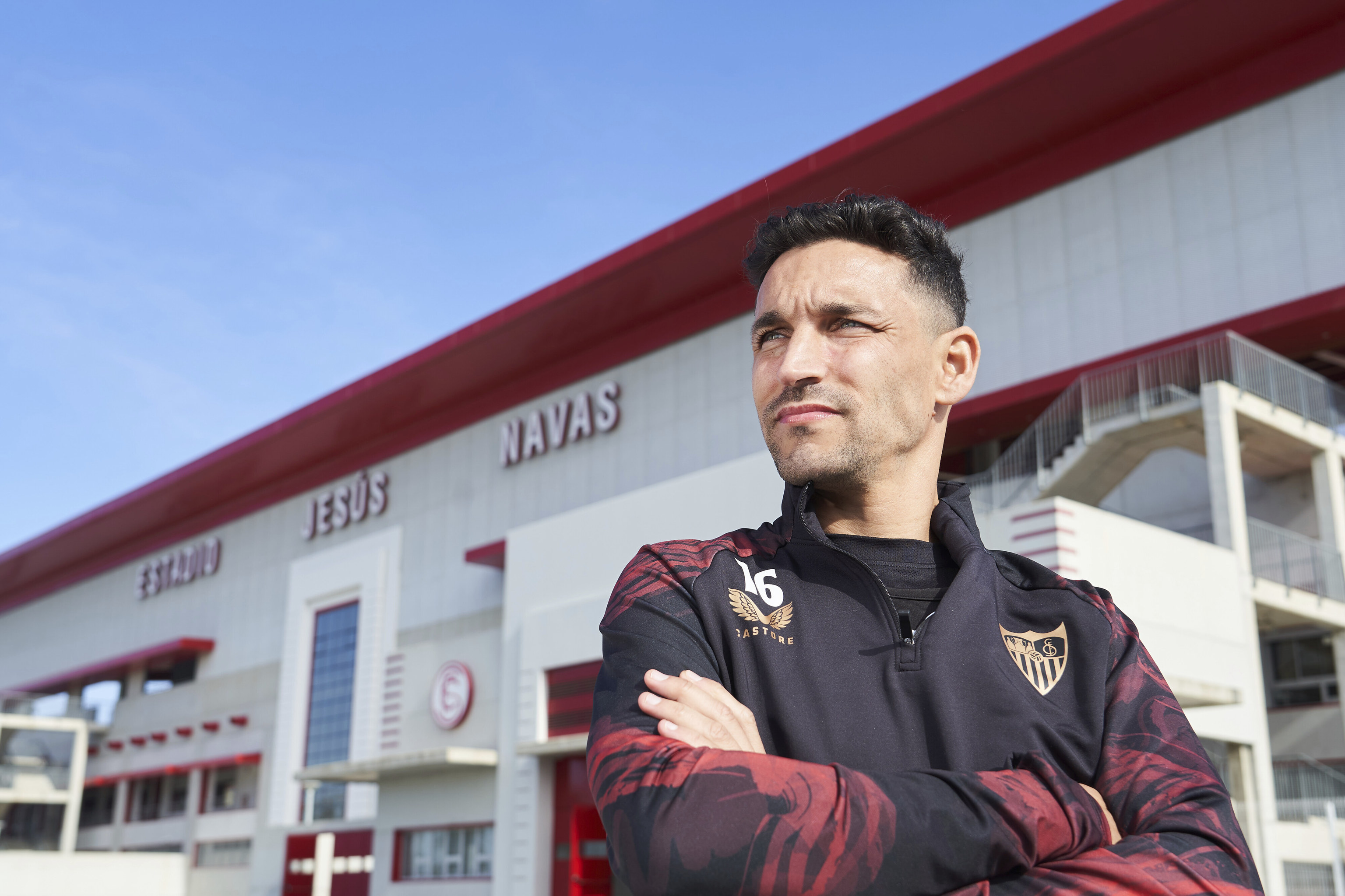 Navas, delante del estadio que lleva su nombre.