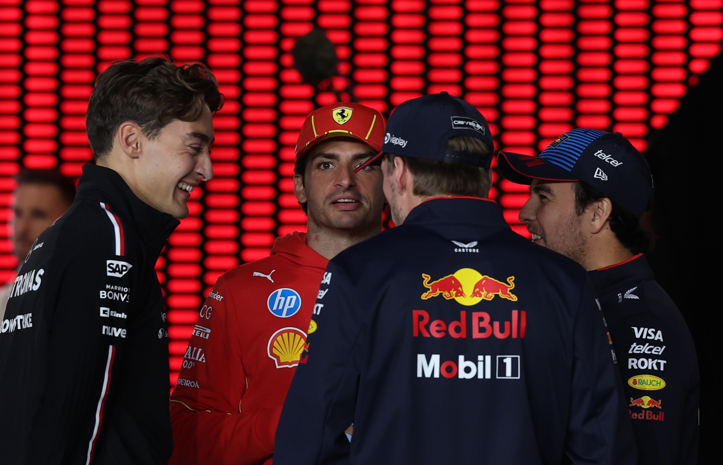 Russell, Sainz, Verstappen y Pérez, durante el 'drivers parade' en Losail.