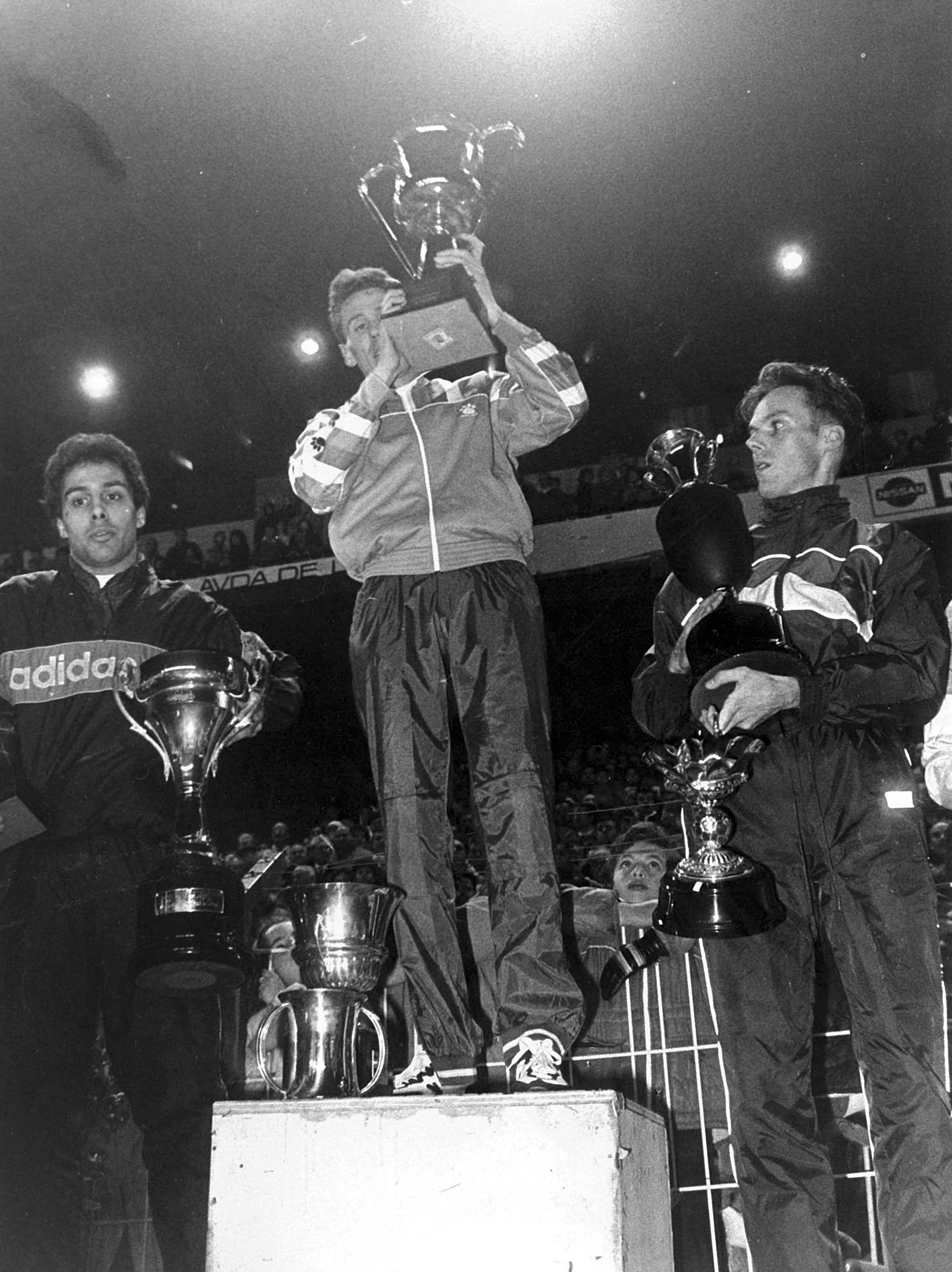 José Luis González, en el centro, tras ganar en 1987.