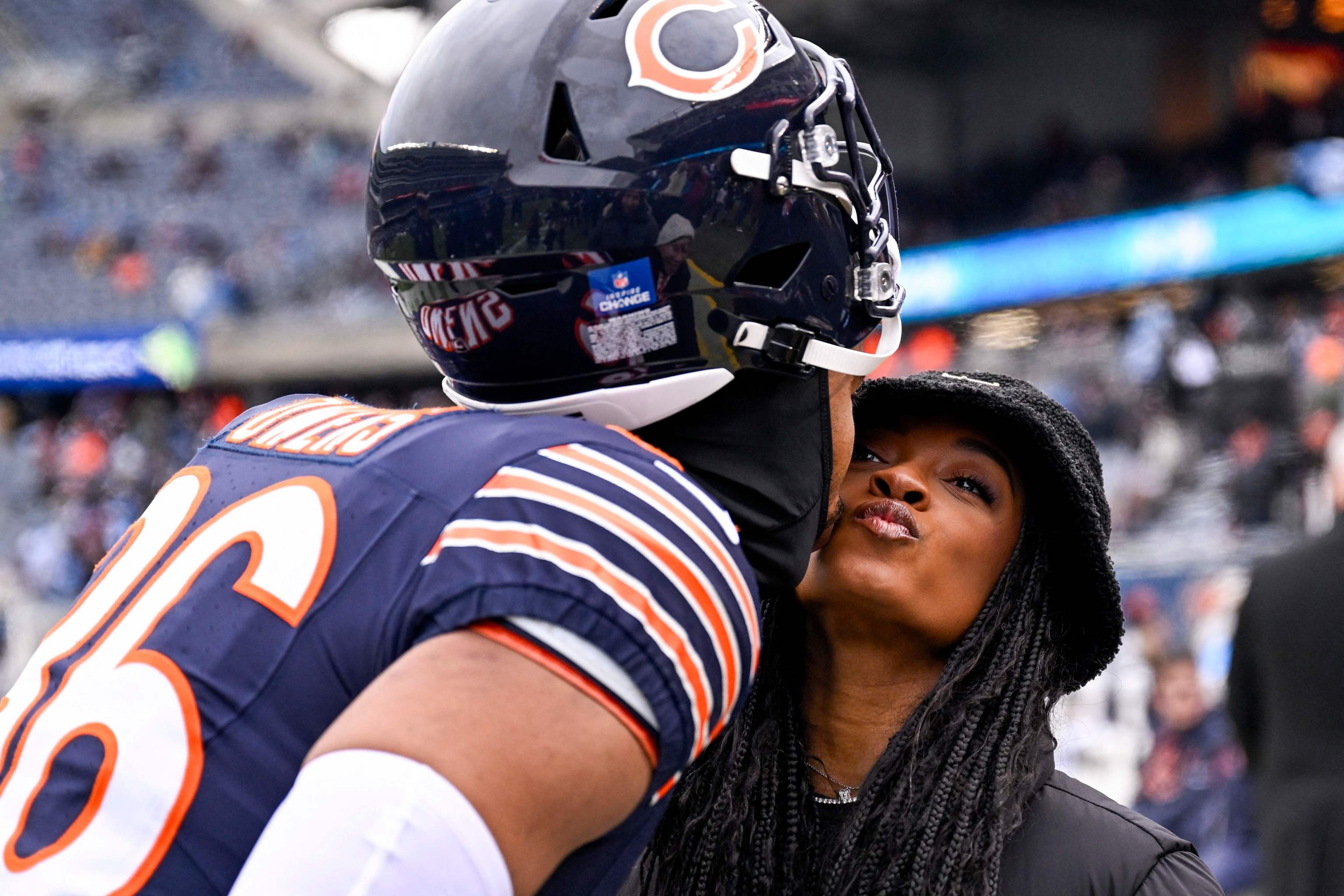 Biles besa a su marido, el jugador de la NFL Jonathan Owens.