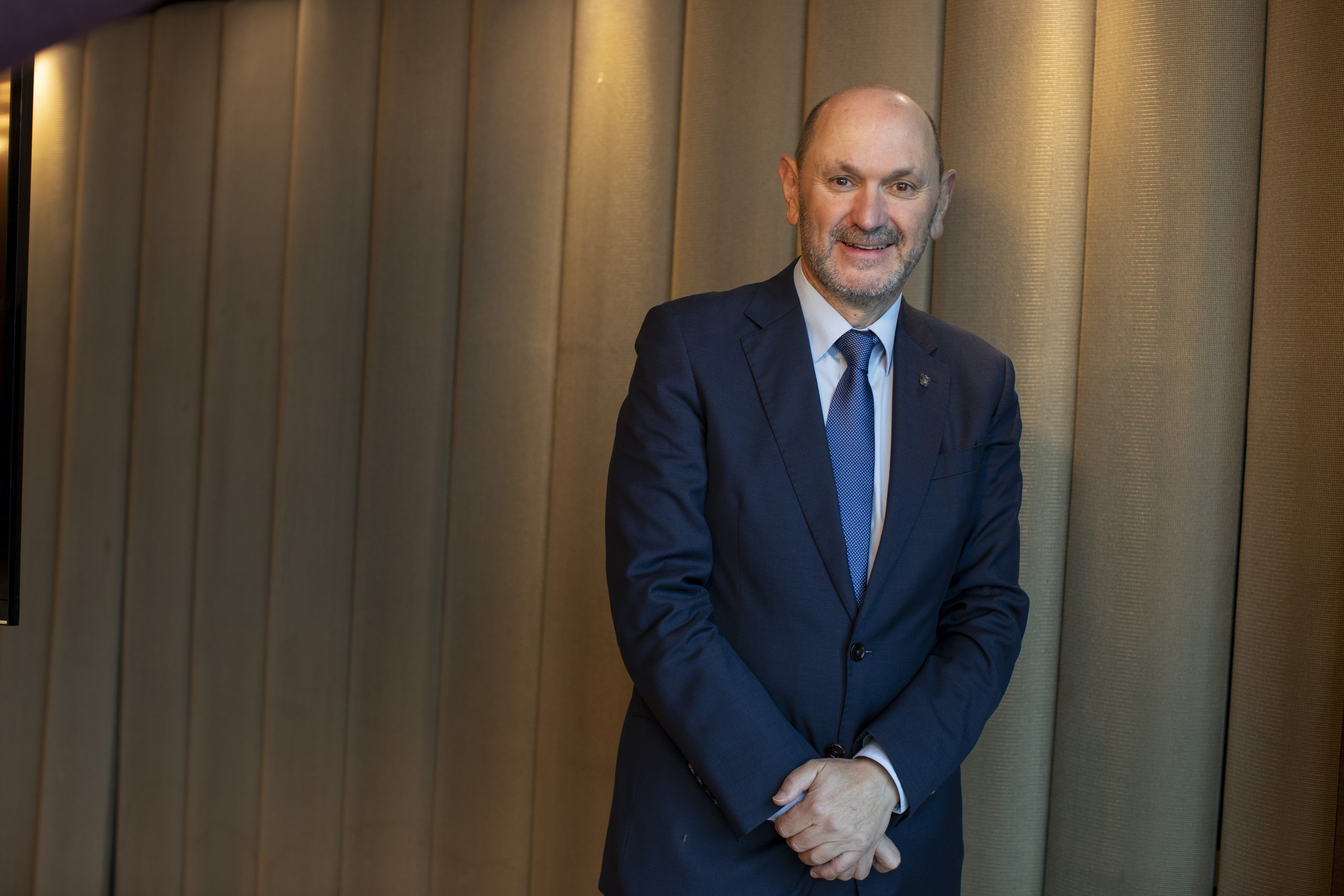 El candidato a la RFEF posa en el hotel Eurostars.