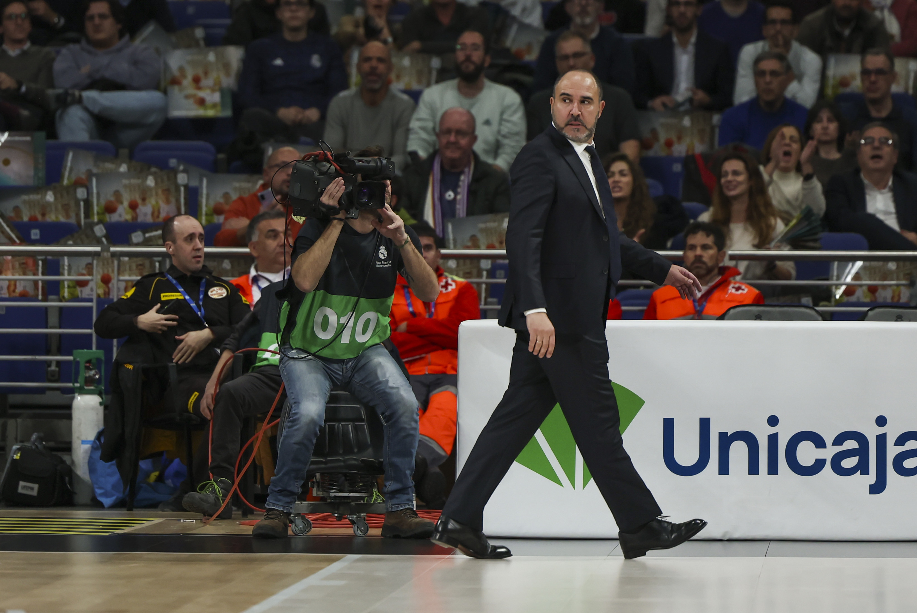 Chus Mateo, camino del vestuario tras su expulsión.