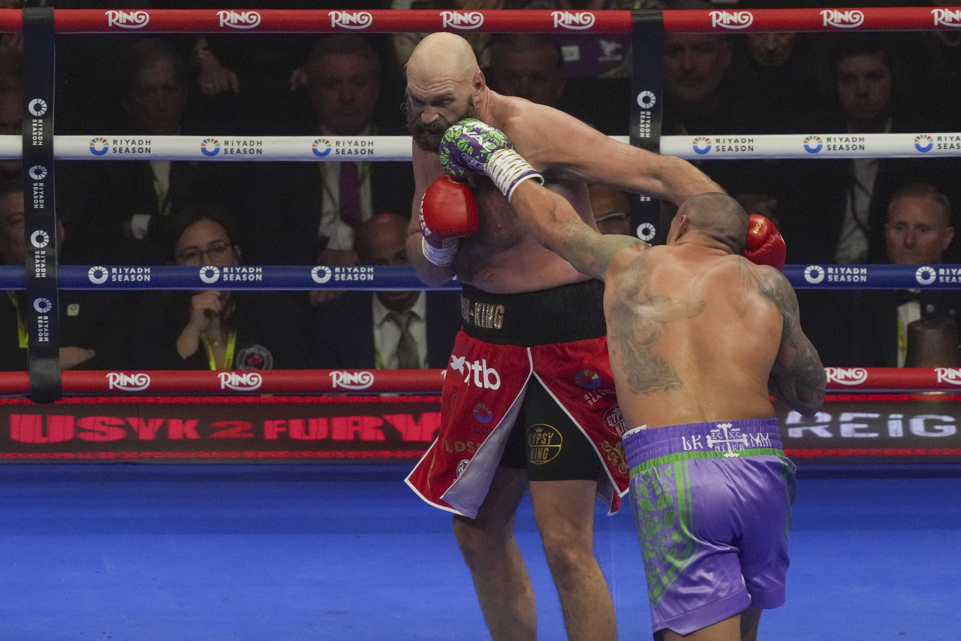 Usyk conecta un directo de izquierdas.