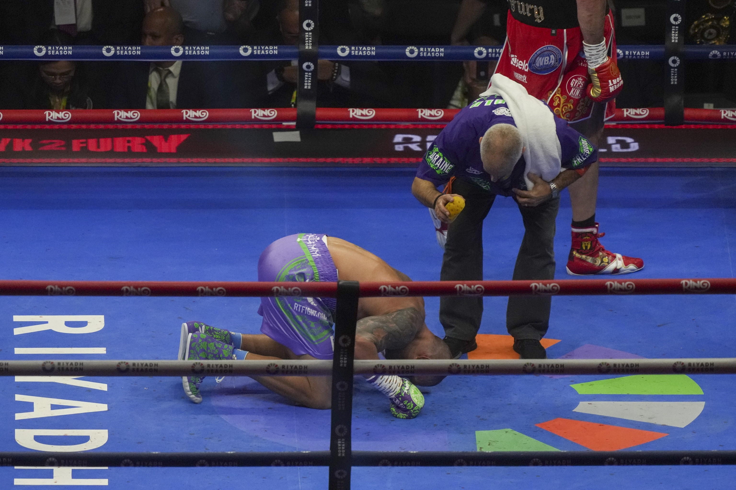 Usyk rezando tras finalizar la pelea.