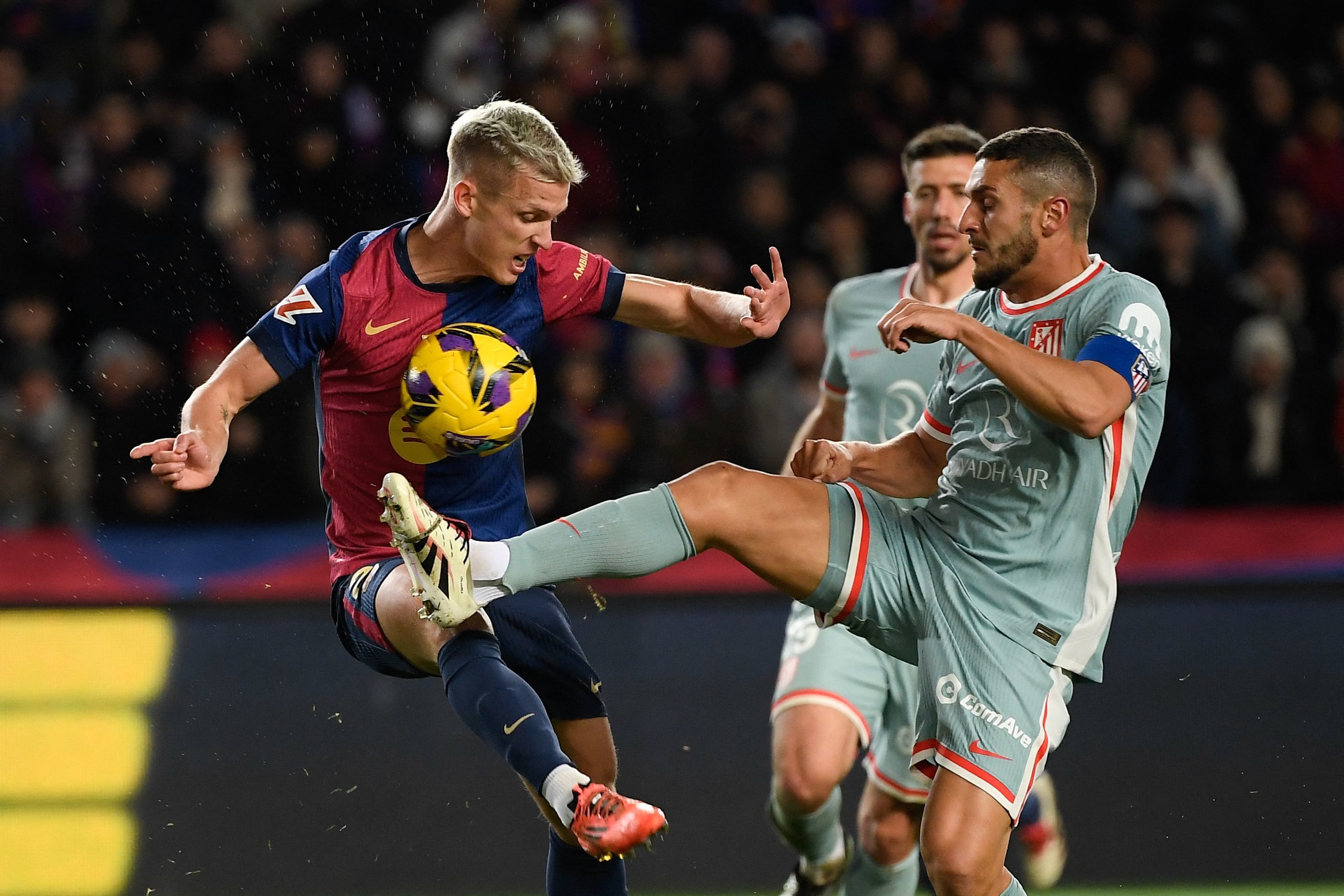 Koke disputa un balón con Olmo en el último Barça-Atlético.