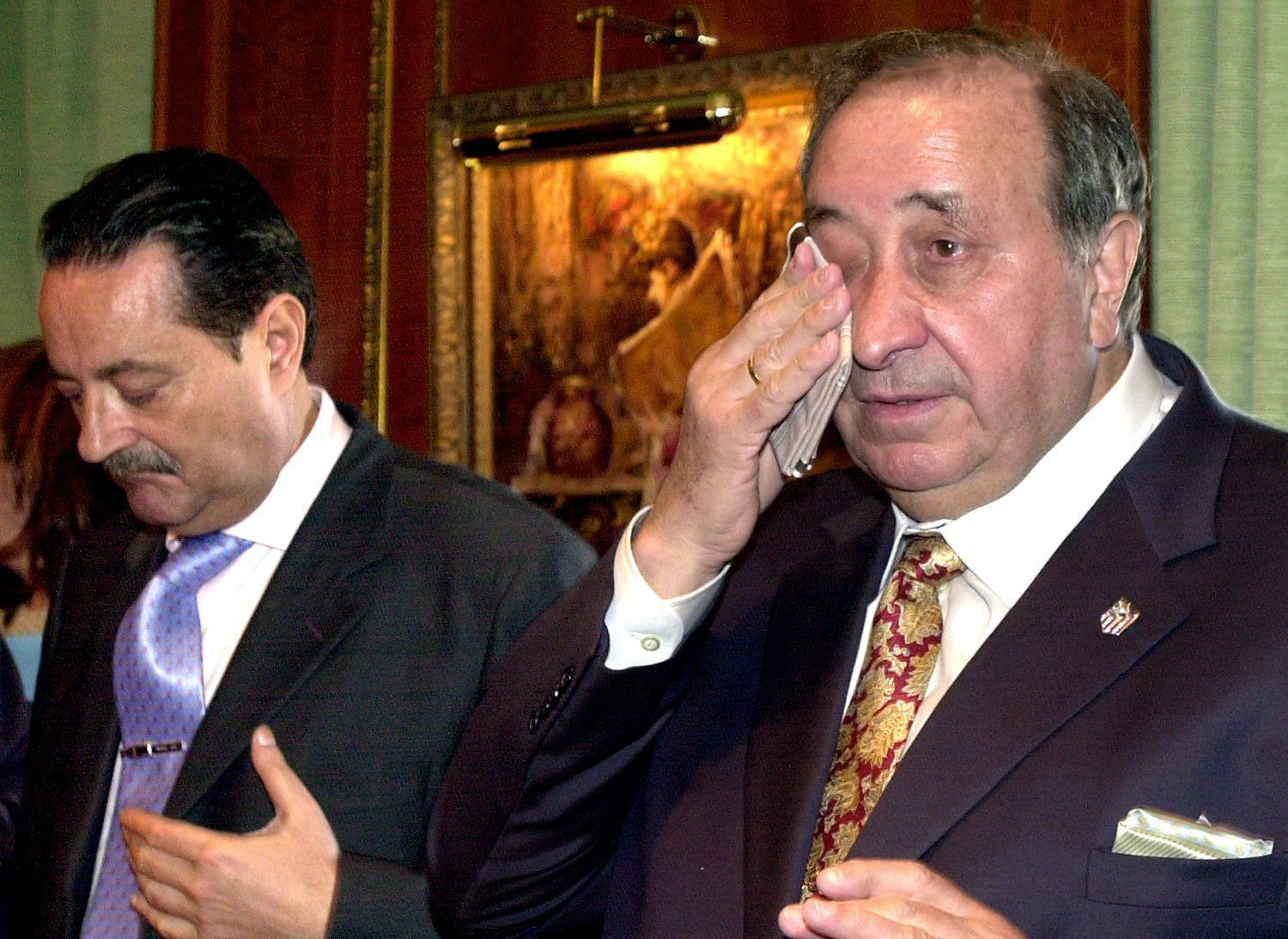 Gil, tras renunciar a la alcaldía de Marbella, con Julián Muñoz detrás.