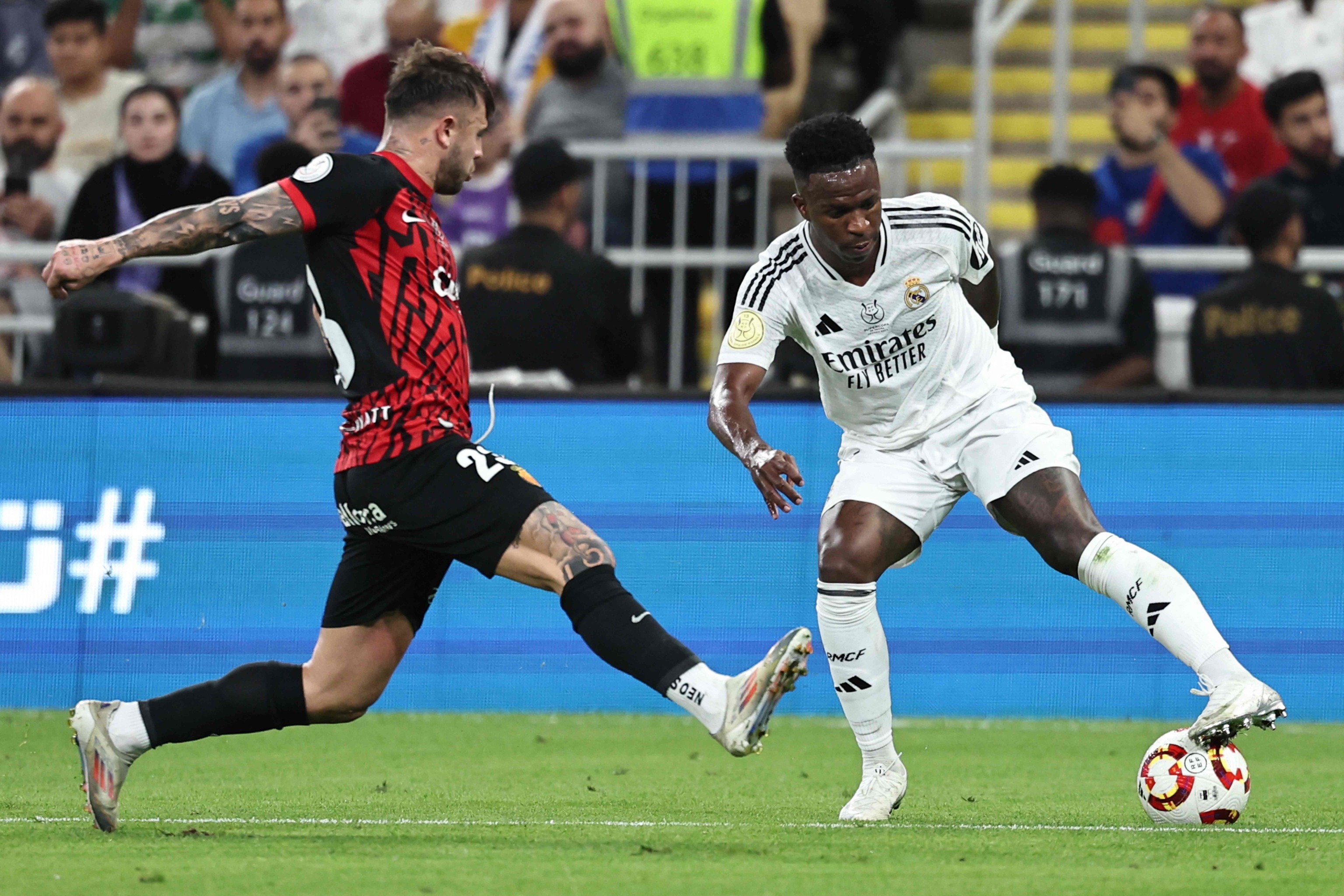 Vinicius, ante Maffeo, el jueves en Yeda.
