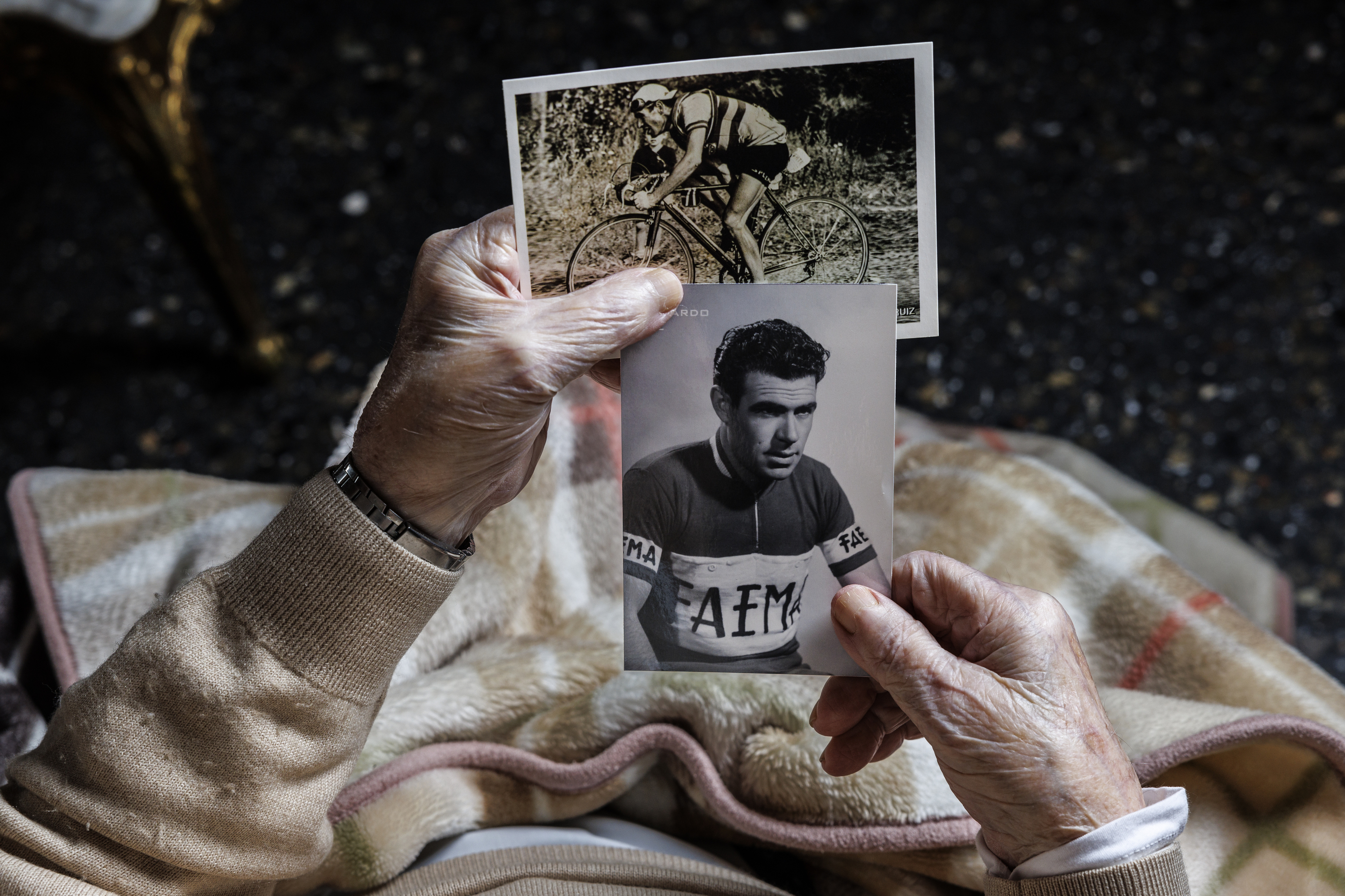 Ruiz, en su casa de Orihuela, muestra fotos de su etapa ciclista.