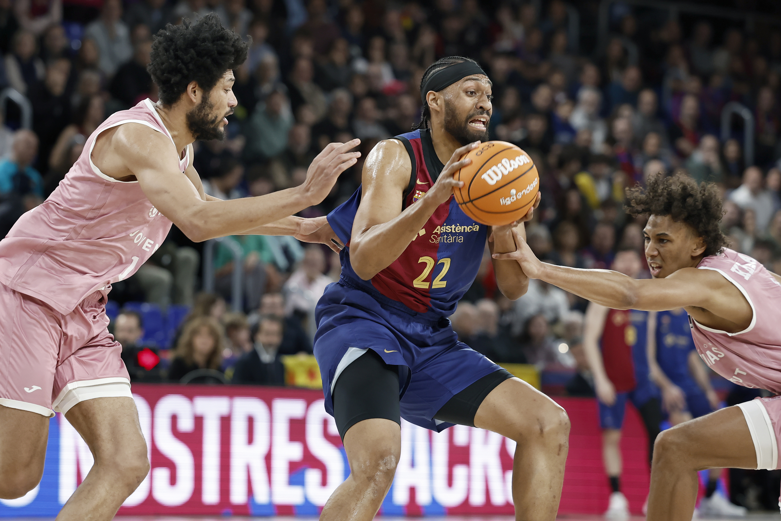Jabari Parker, entre dos defensores del Joventut.