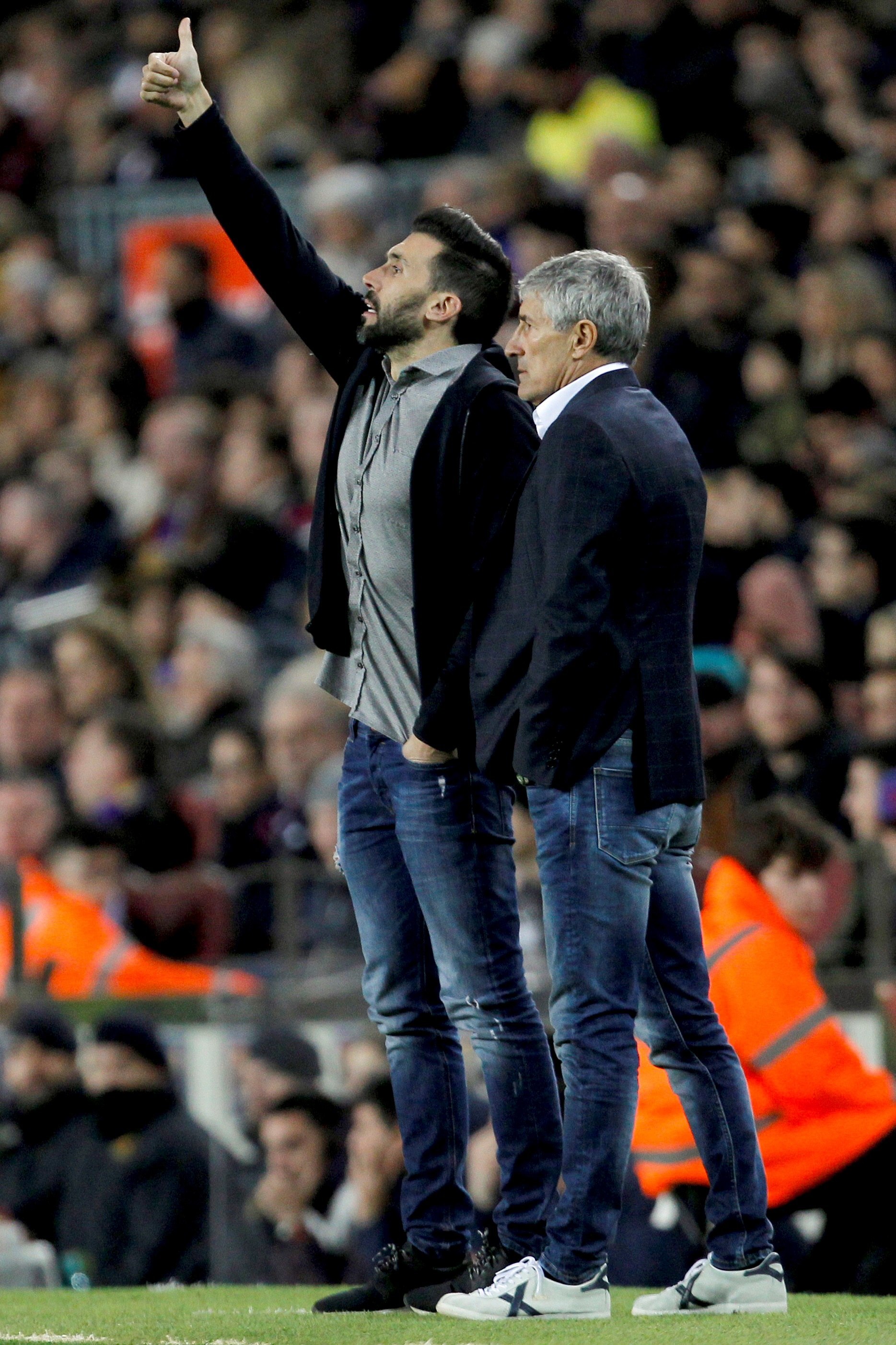 Eder Sarabia junto a Quique Setién, en el banquillo del Barça.
