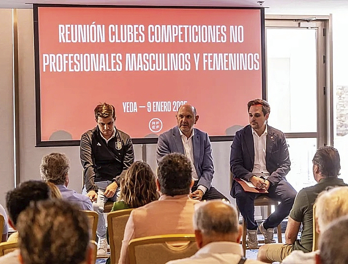 Louzán, en el centro, durante la reunión de ayer.