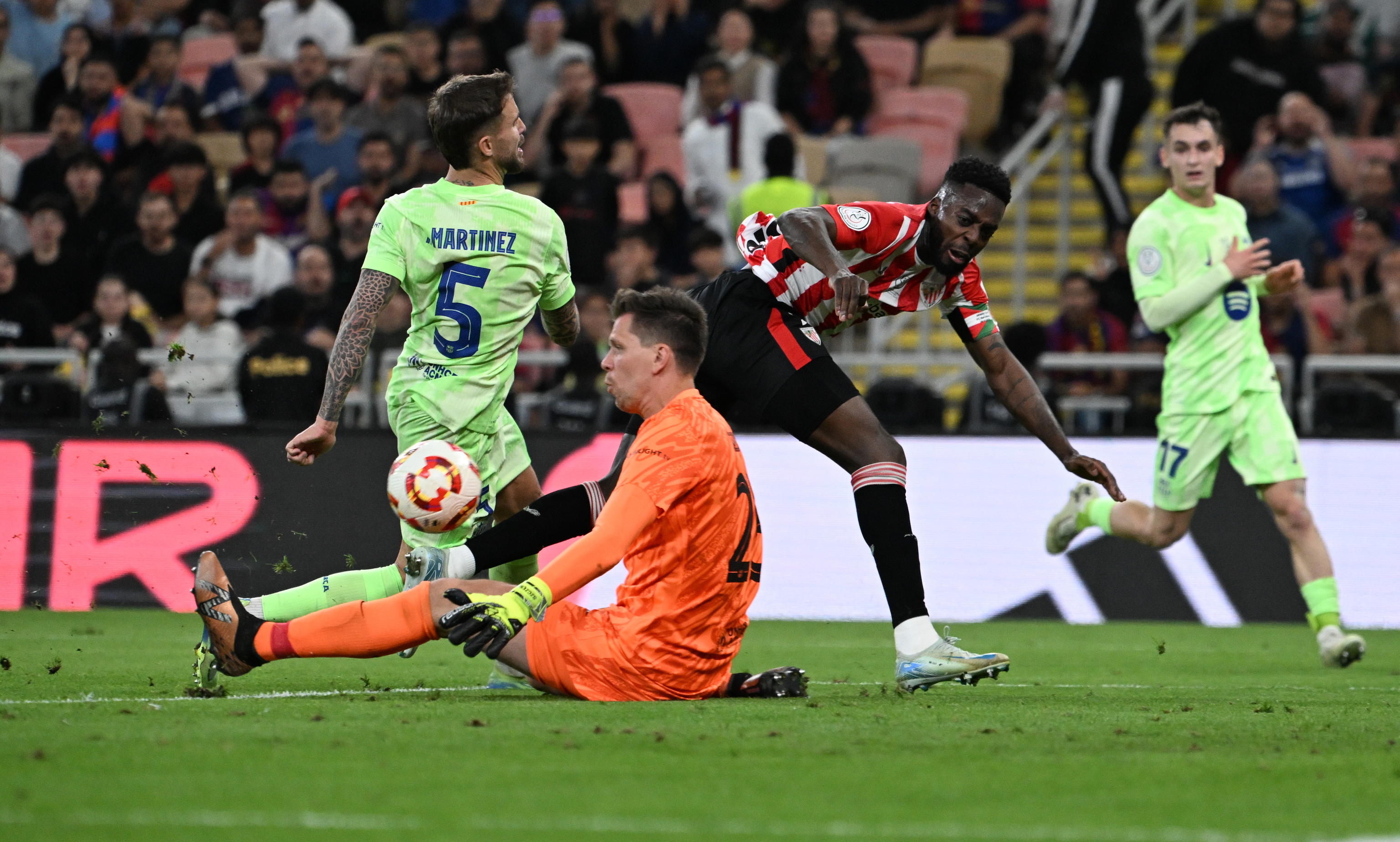 Szczesny neutraliza una ocasión de Iñaki Williams.