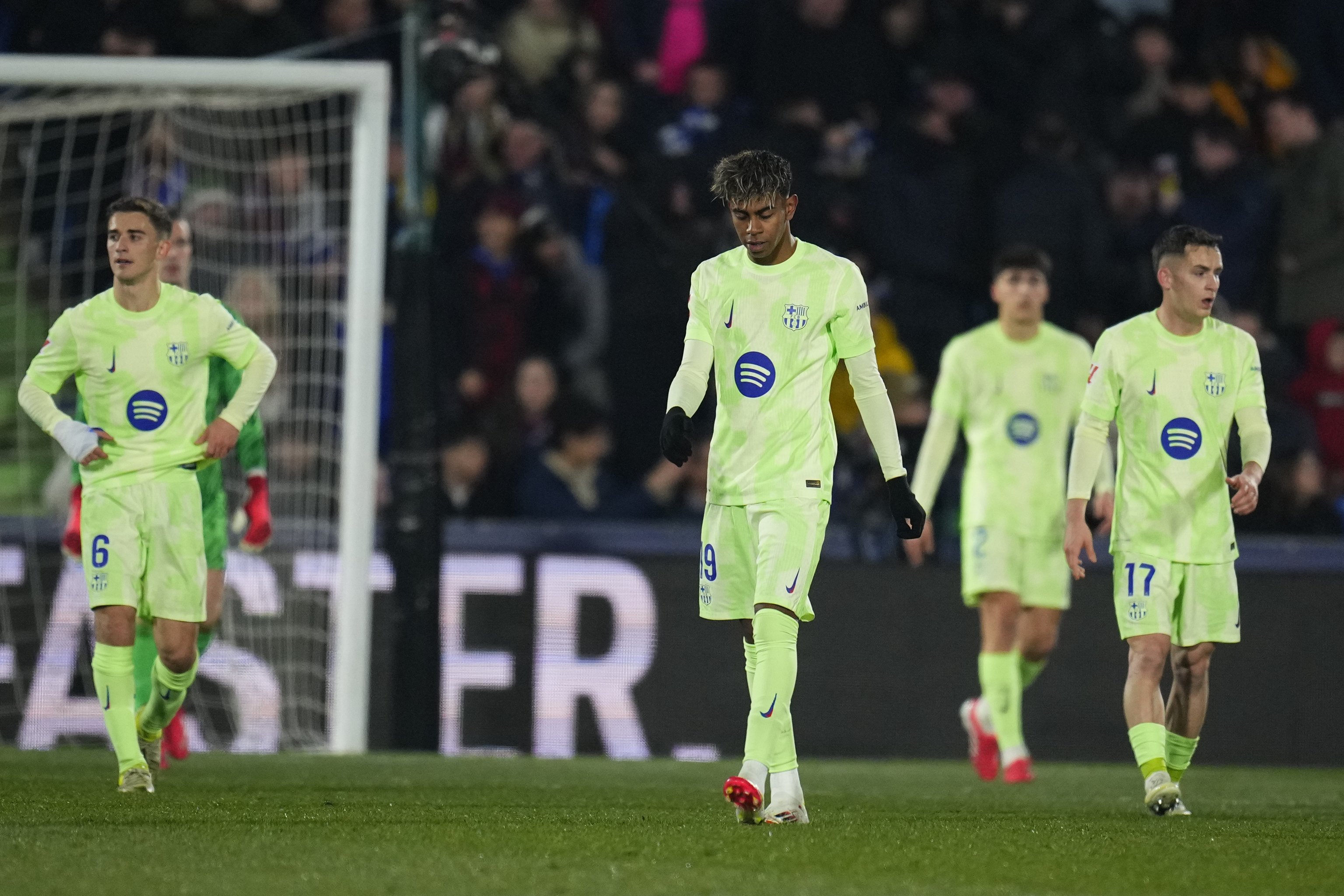 Los futbolistas del Barça, tras el 1-1 de Arambarri.